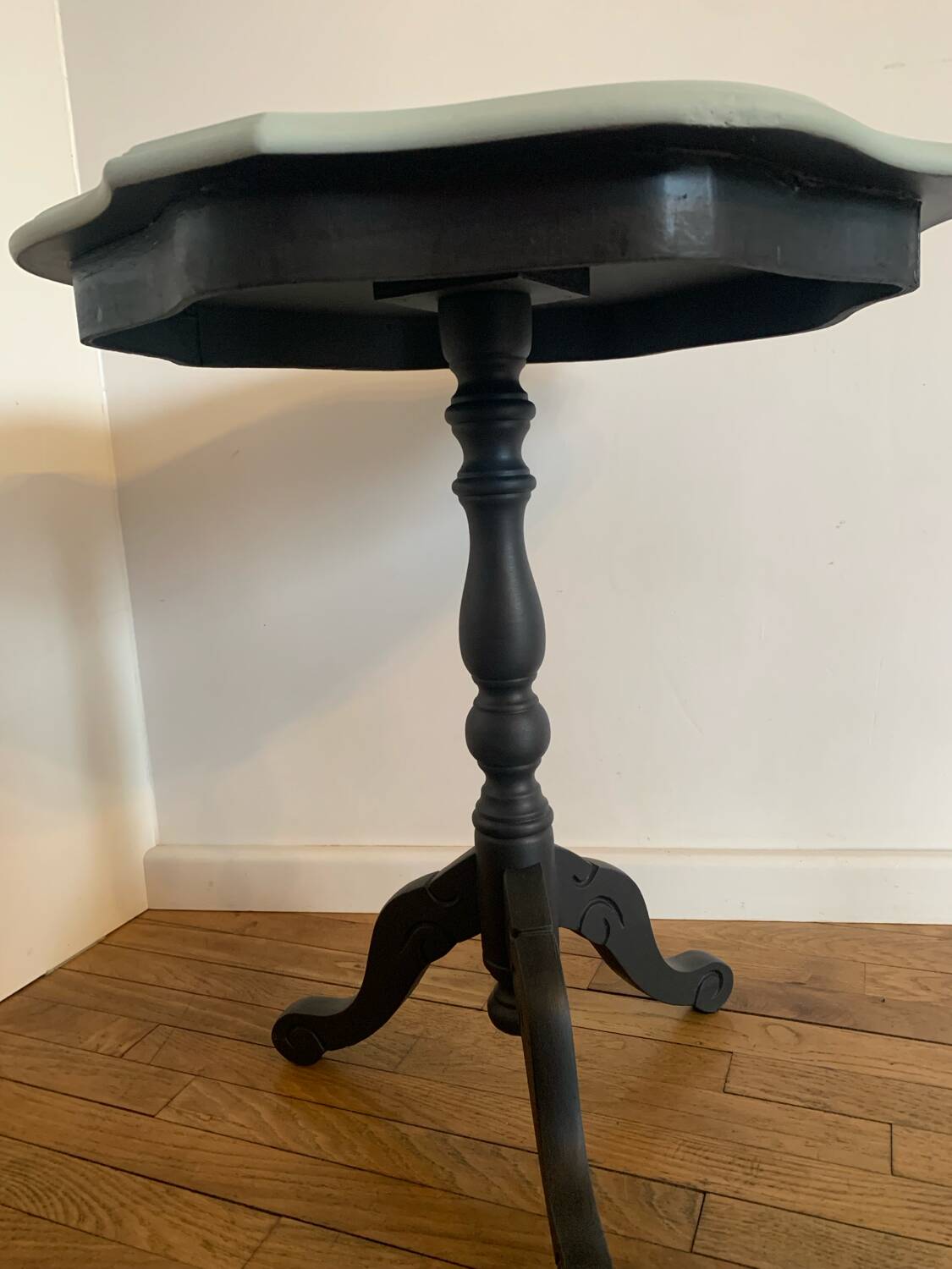 Pedestal table