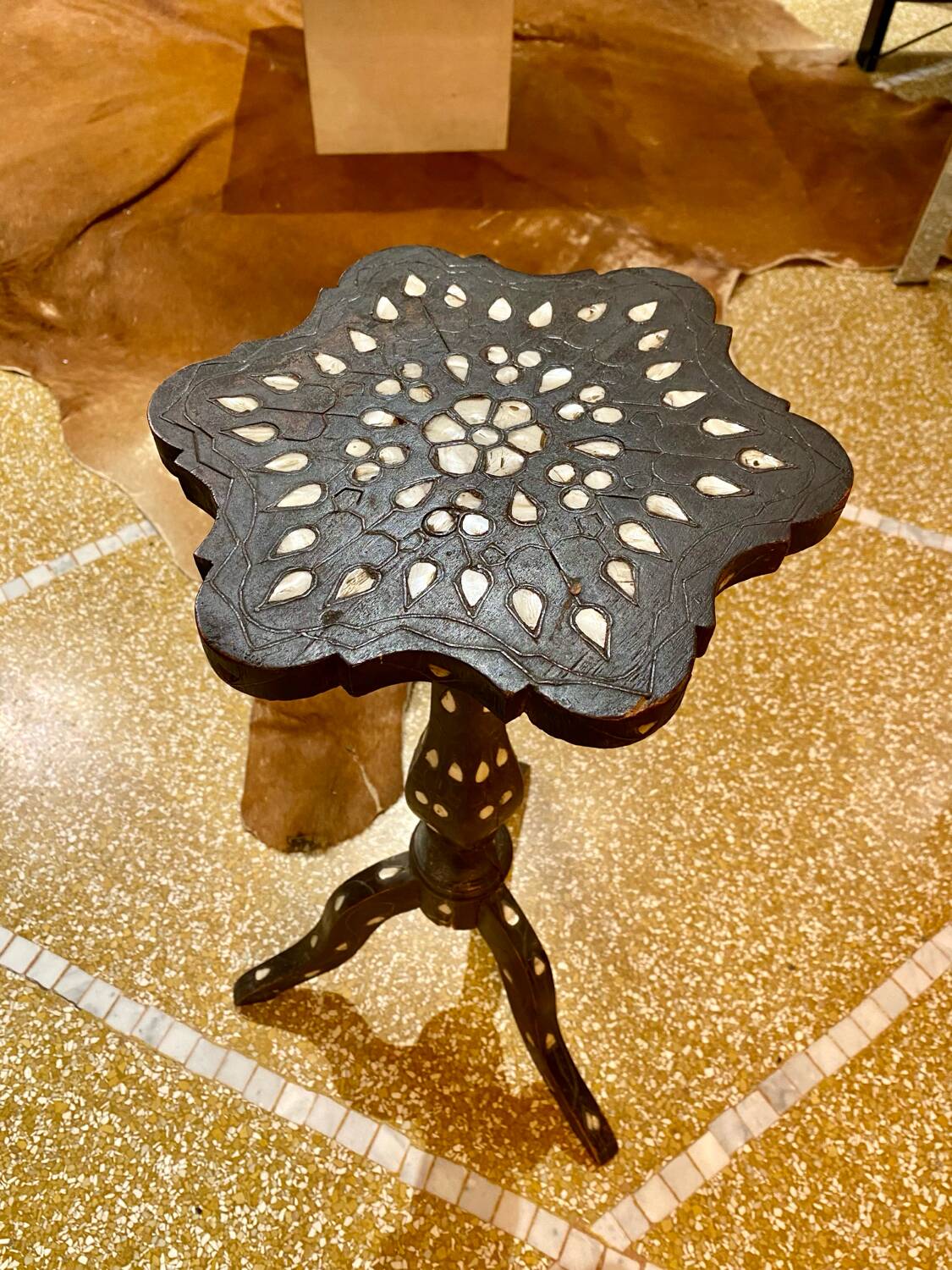 Syrian mother-of-pearl side table / side table
