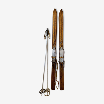 Paire de ski vintage en bois et ses bâtons