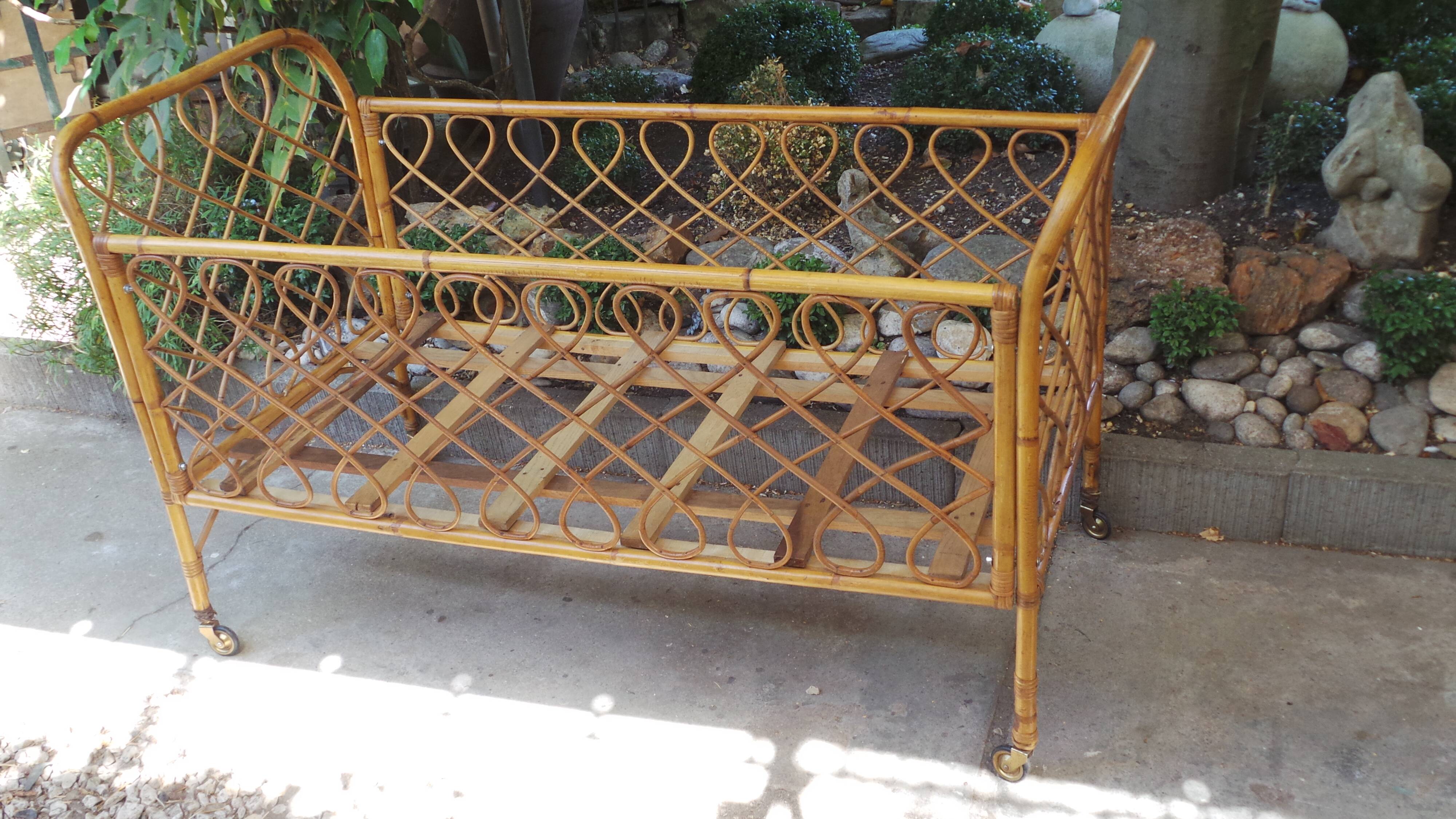 Lit de bébé en rotin années 50