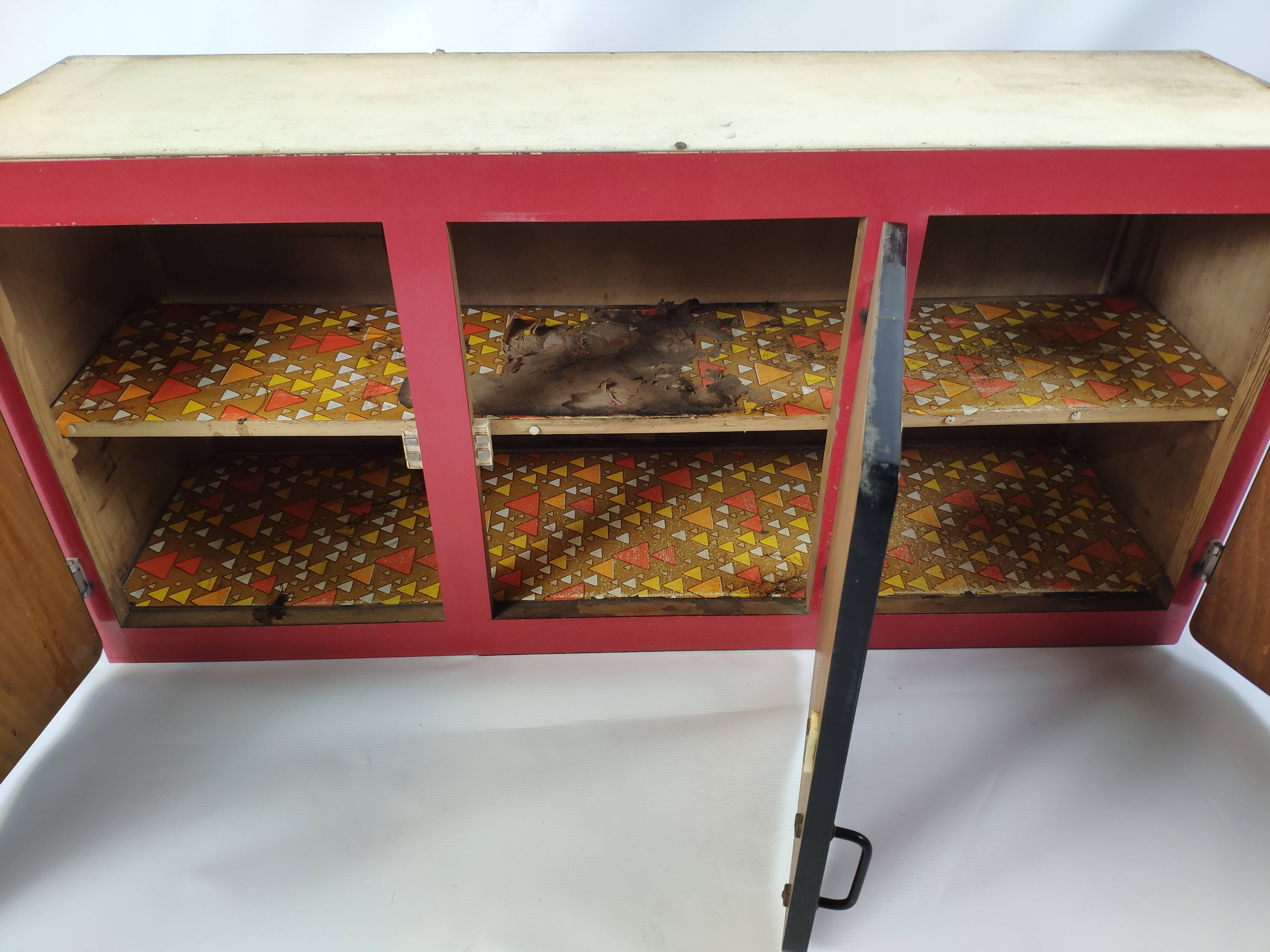Meuble haut de cuisine en formica rouge