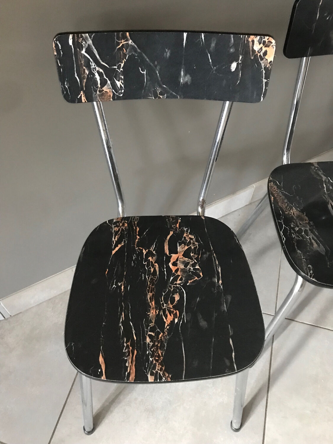 Chaises en Formica noir marbré