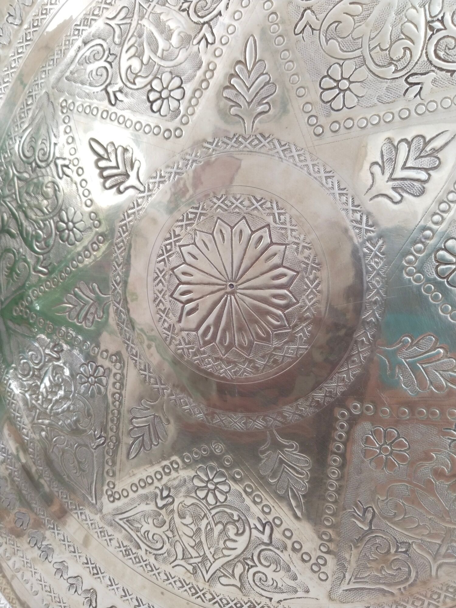 Round tray in old hammered copper, Moroccan, antique