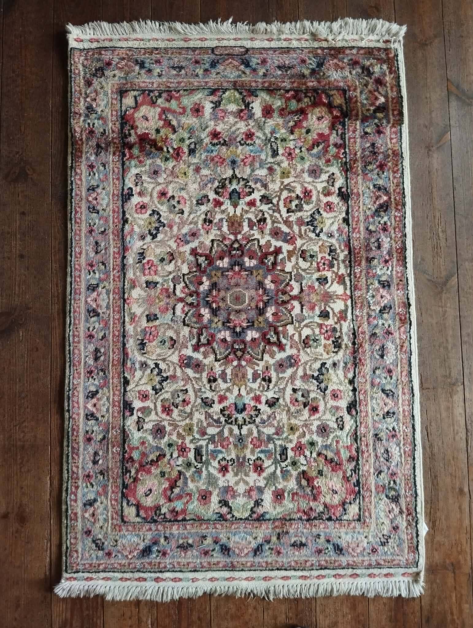Handmade Pakistani wool and silk rug 122x77cm