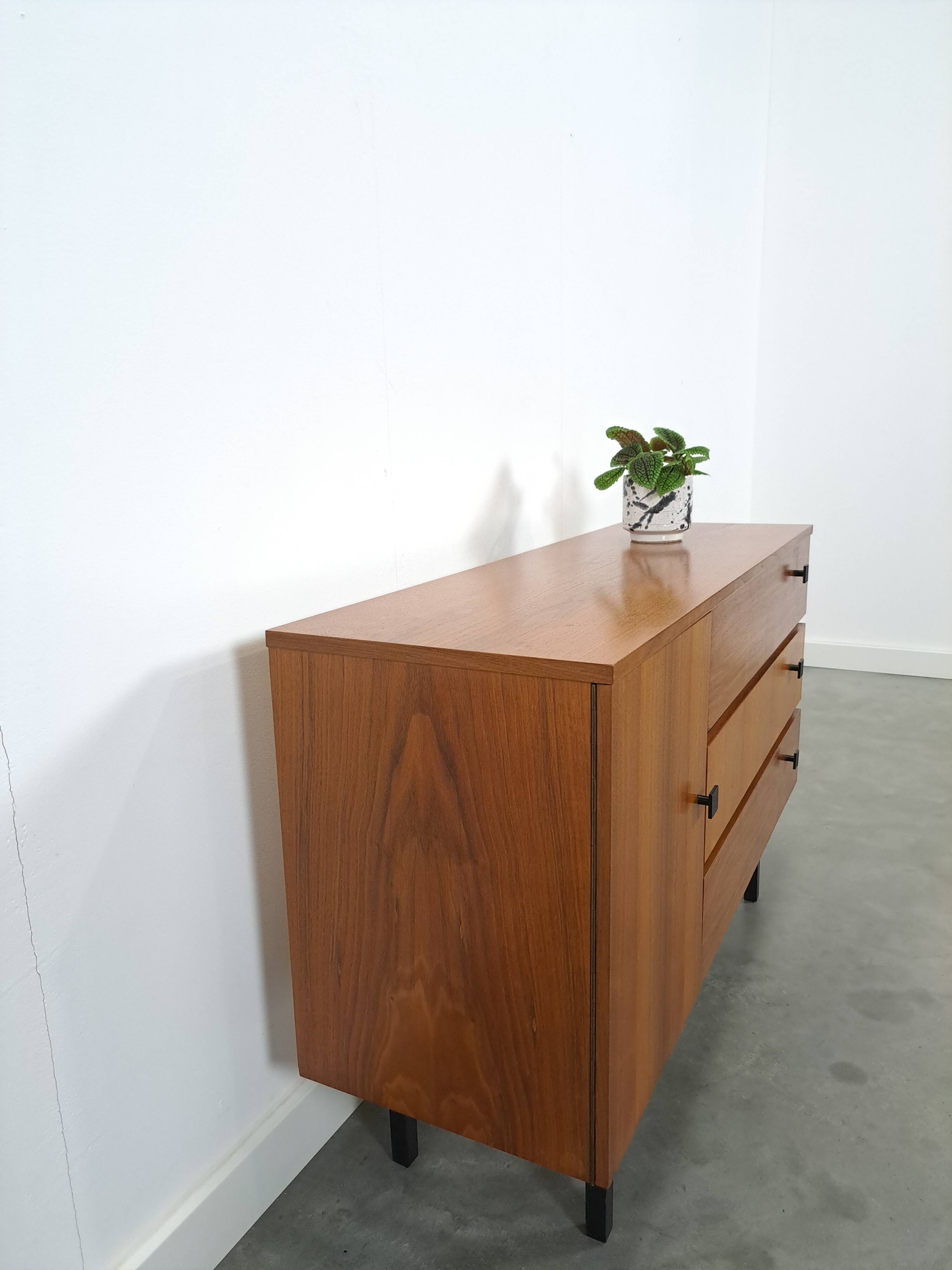 Armoire avec espace de rangement et poignées noires, buffet vintage