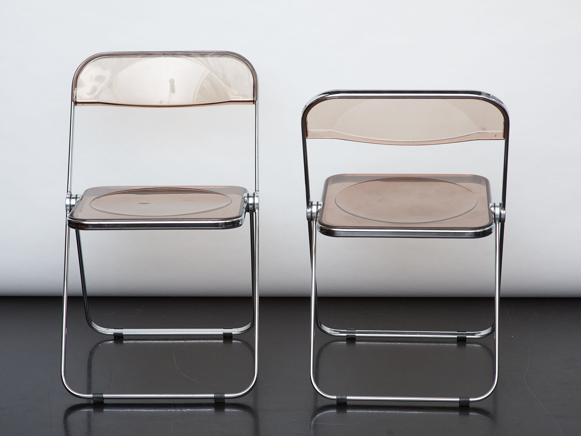2 Plia caramel chairs by Giancarlo Piretti