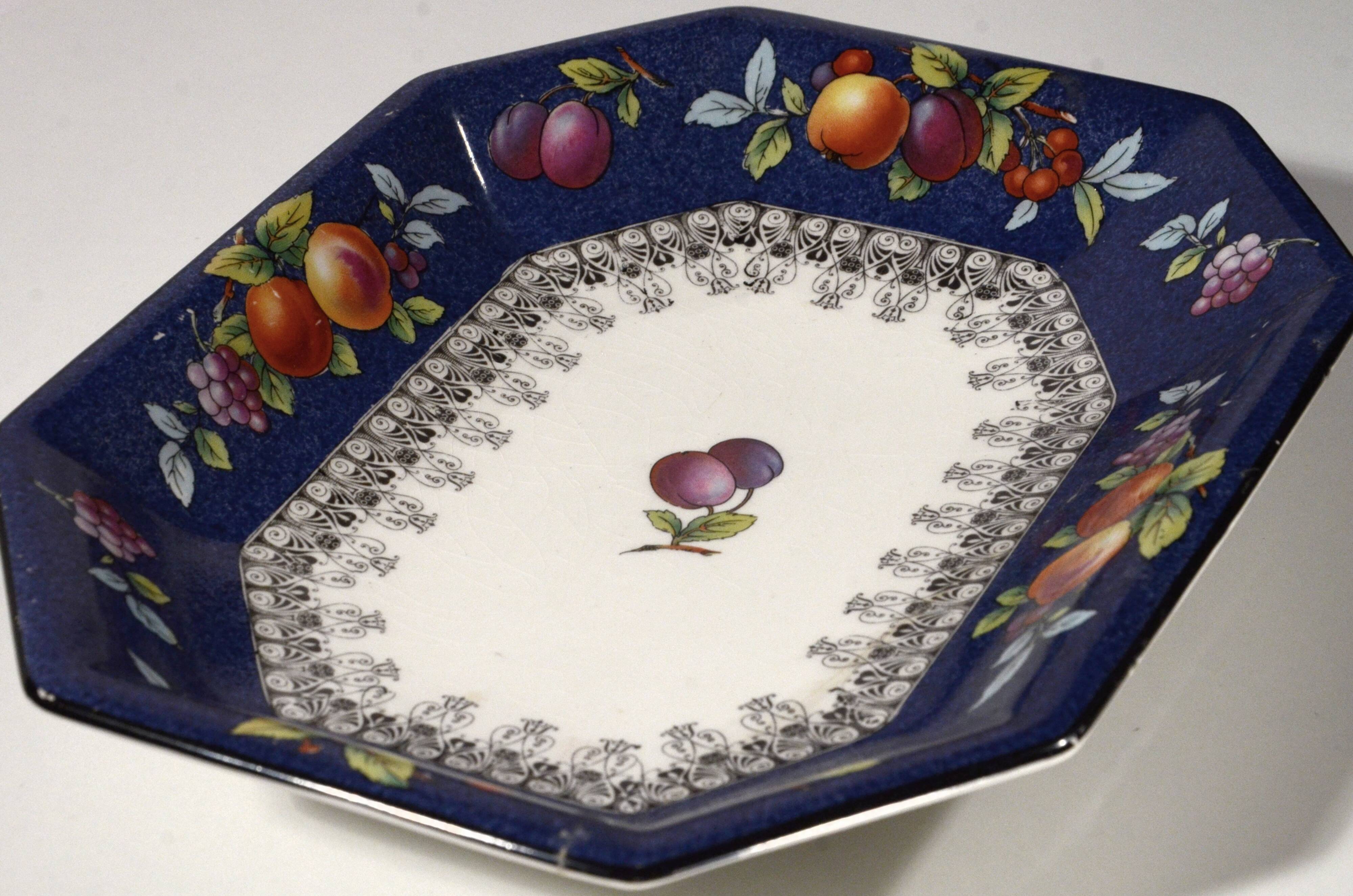 Decorative plate in fine porcelain Wegdwood & Co, 26x19cm, rare, average condition.