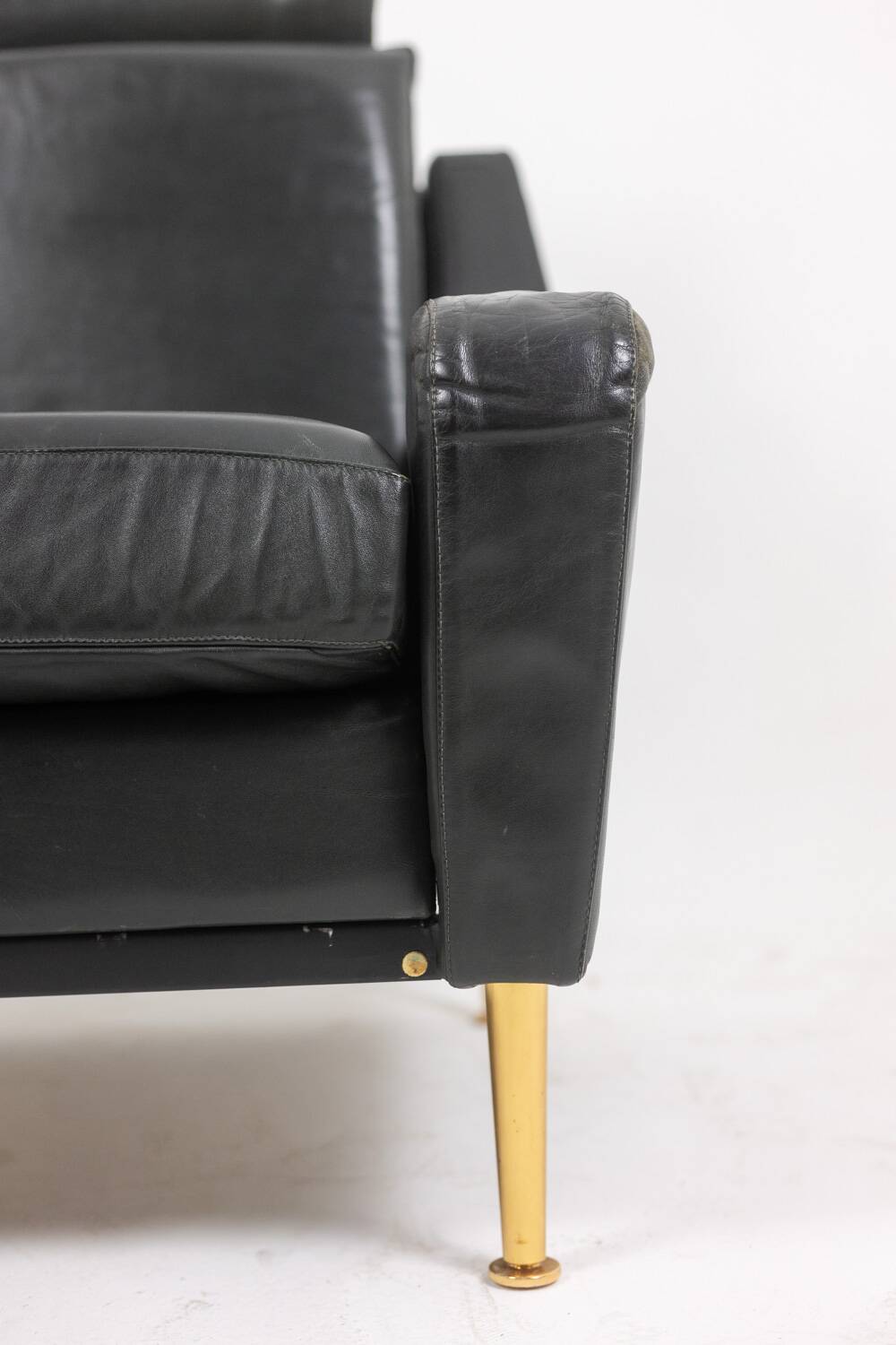 Airborne. Paire de fauteuils en cuir vert. Années 1950.