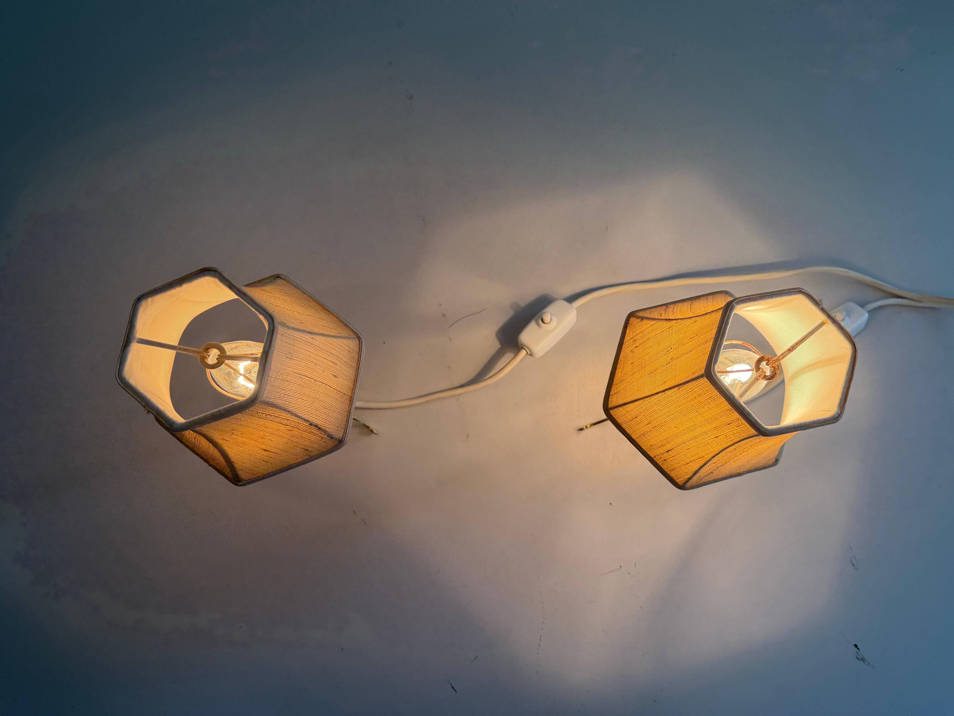 Paire de lampes de chevet du milieu du siècle en laiton et abat-jour en tissu, années 1960, Allemagne