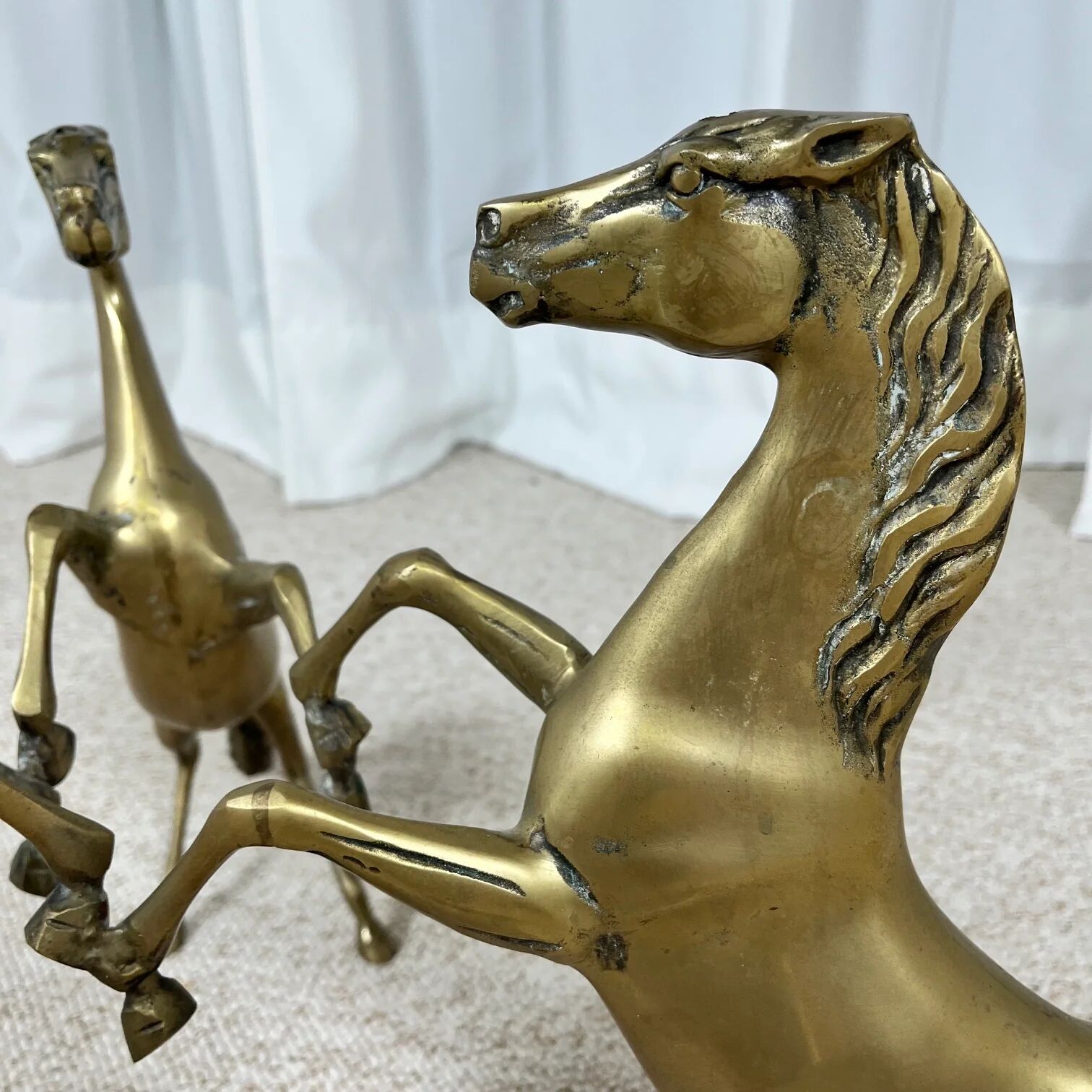 Hollywood Regency style coffee table, 6 patinated brass horses and glass top, 1970.