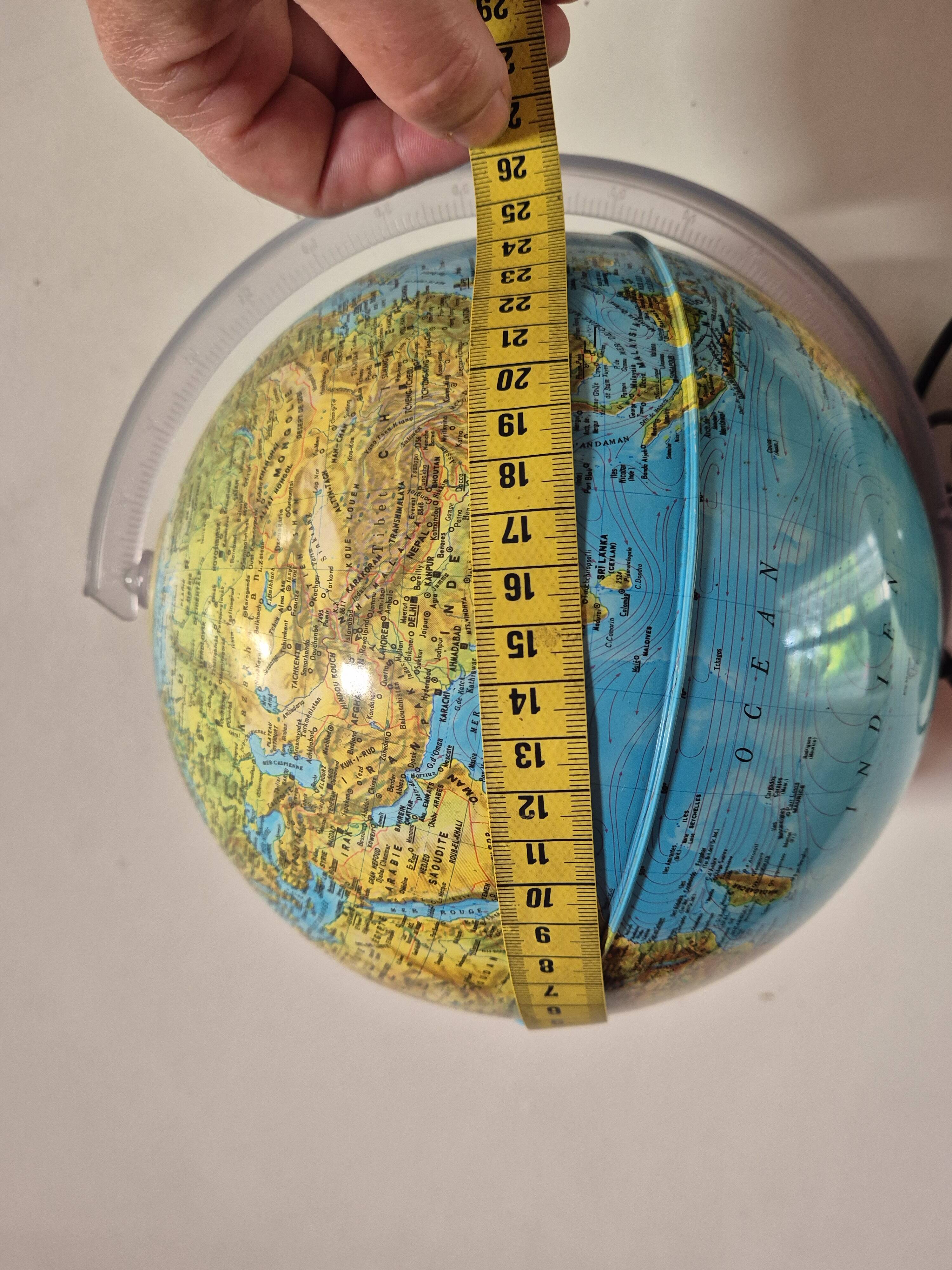 Vintage illuminated globe. Ideal for decoration or for an office.