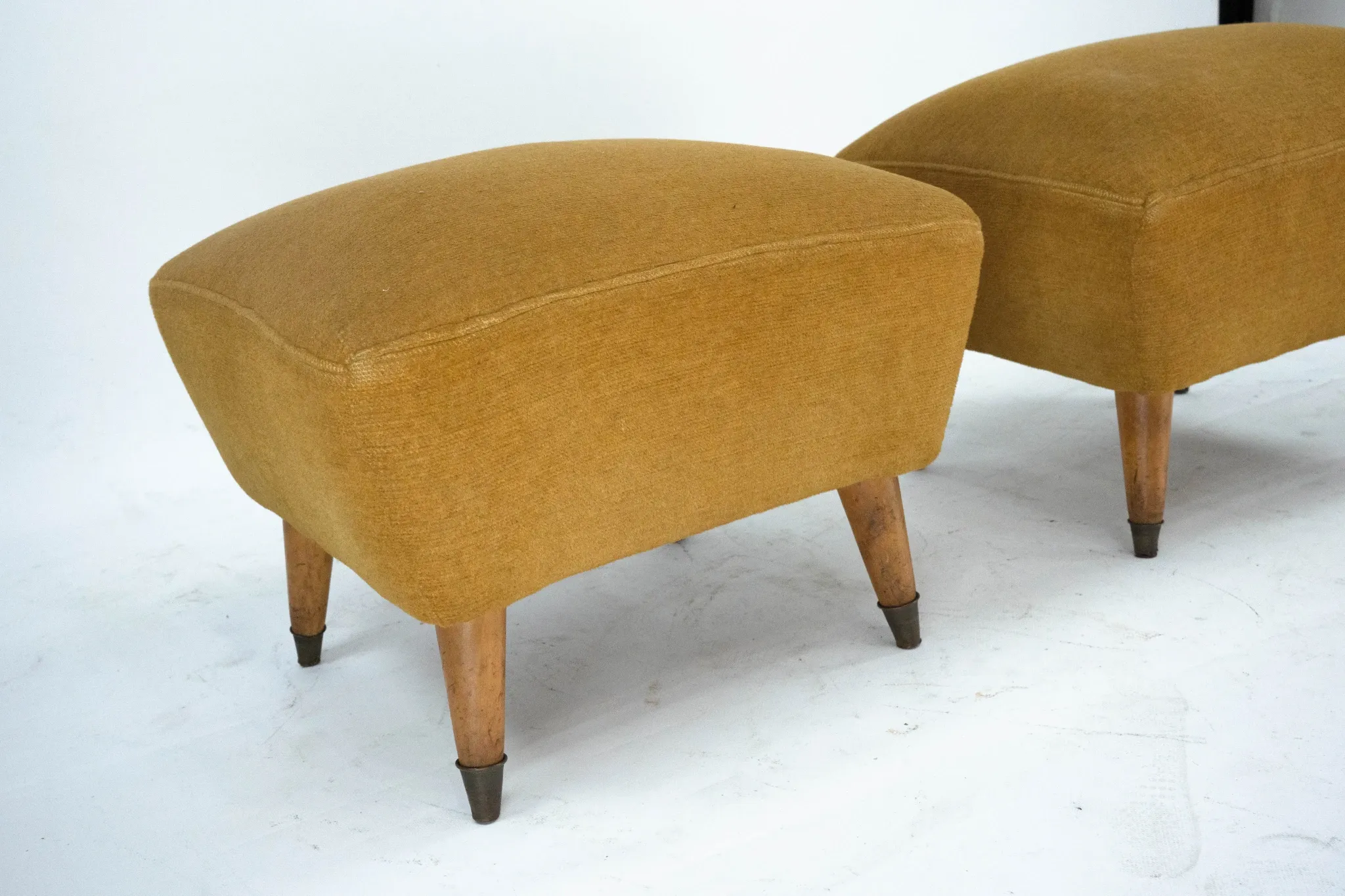 Italian Mid-Century pair of ottomans in the style of Gio Ponti. Italy 1950s