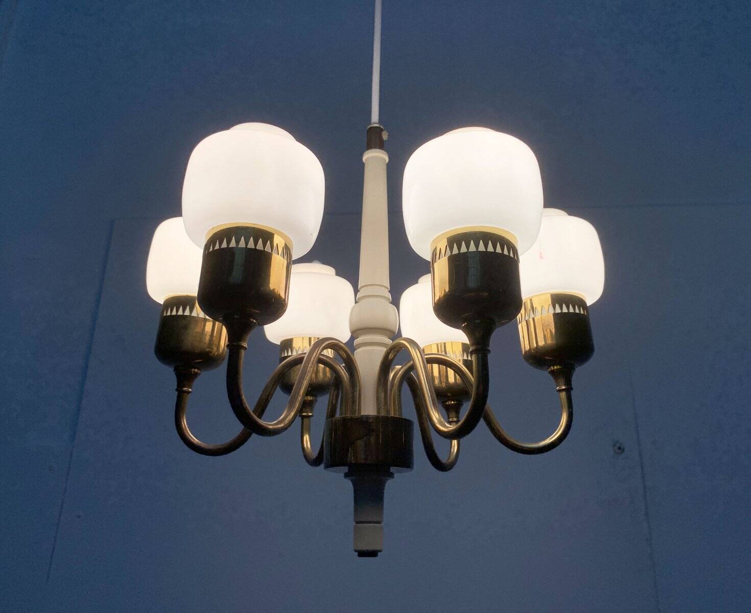 Swedish chandelier T526 from the mid-century by Hans-Agne Jakobsson for Hans-Agne Jakobsson AB.