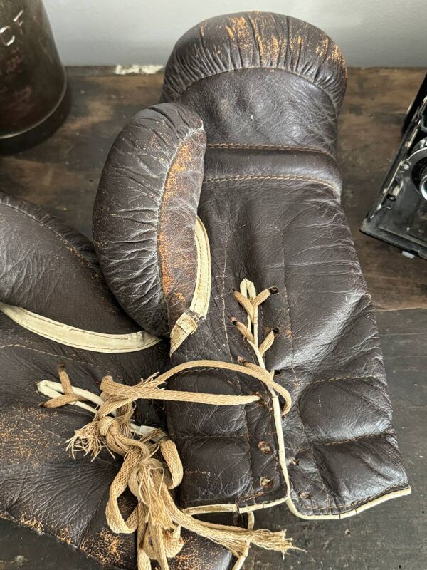 Ancienne paire de gants de boxe en cuir