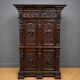 Cabinet d’apparat en bois richement sculpté dans le goût Renaissance