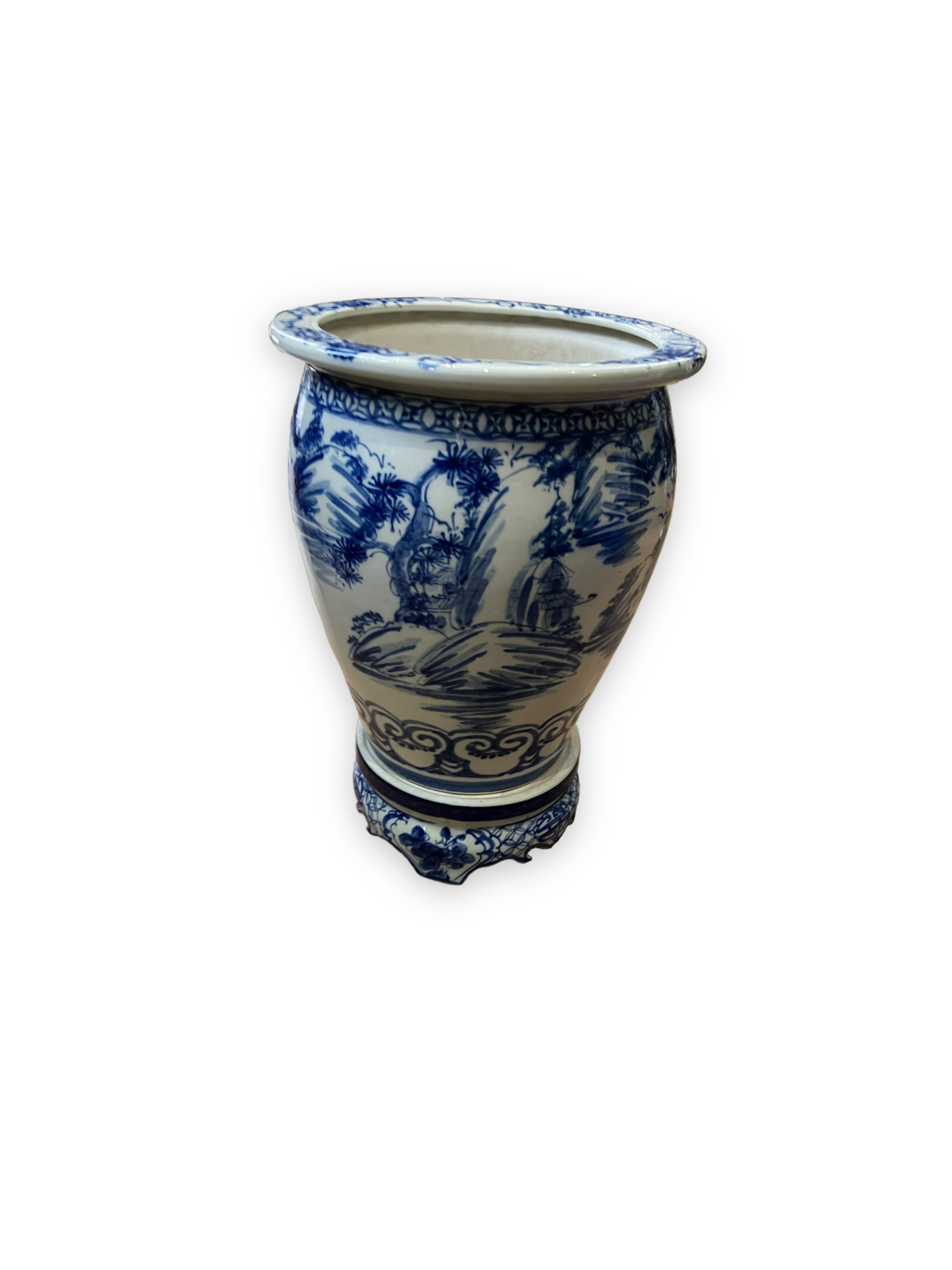 Vietnamese pot cache in white and blue porcelain
