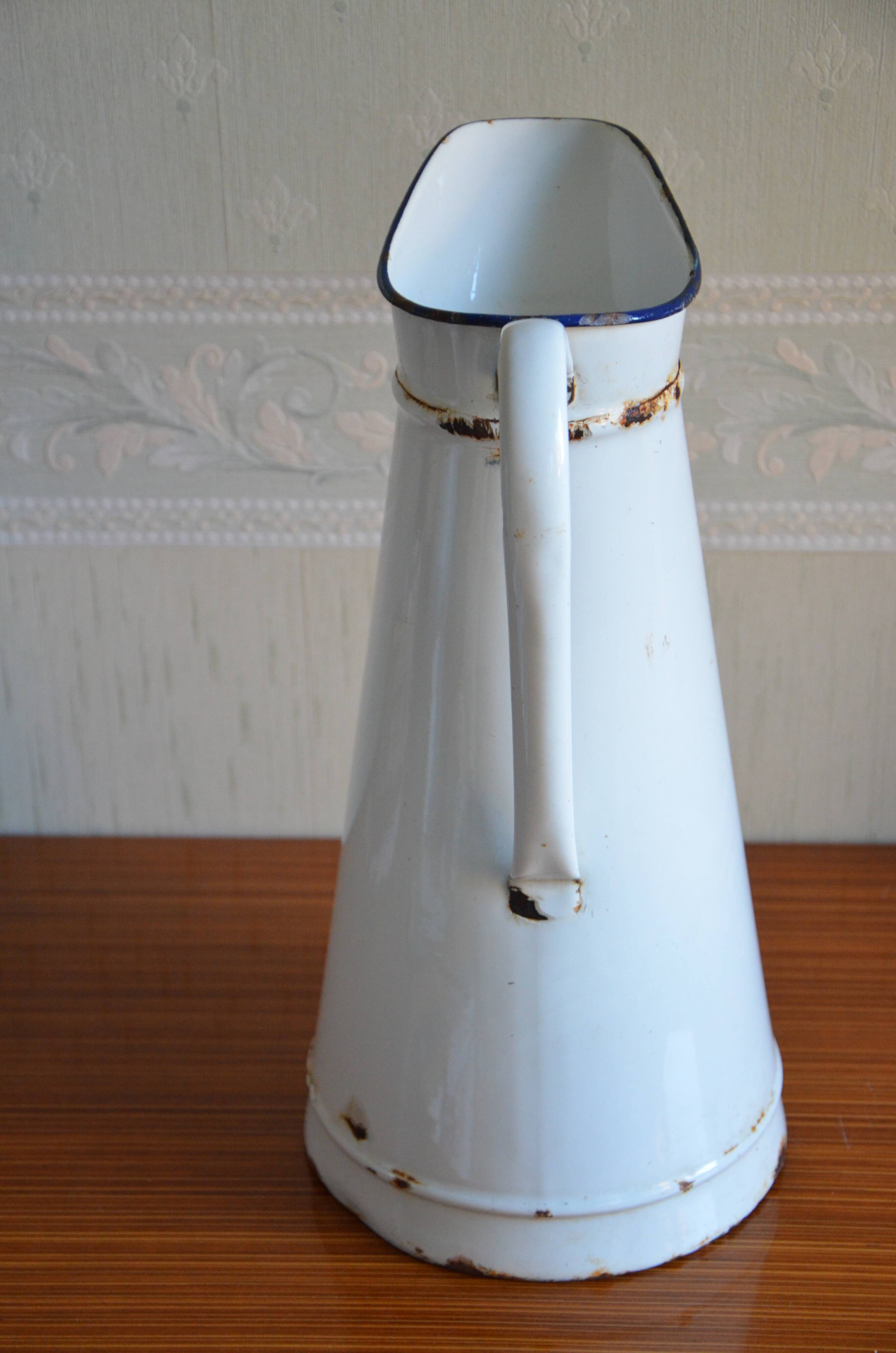 White enamelled broc with red liseret