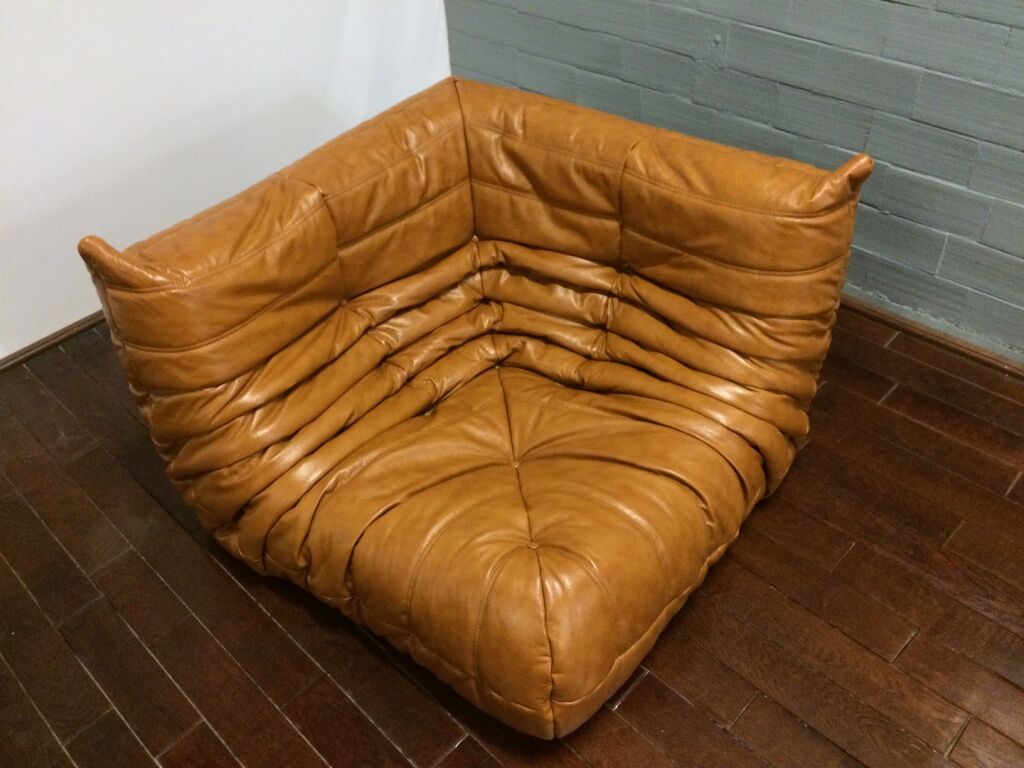 Chauffeuse d'angle "Togo" modèle dessiné par Michel Ducaroy 1973