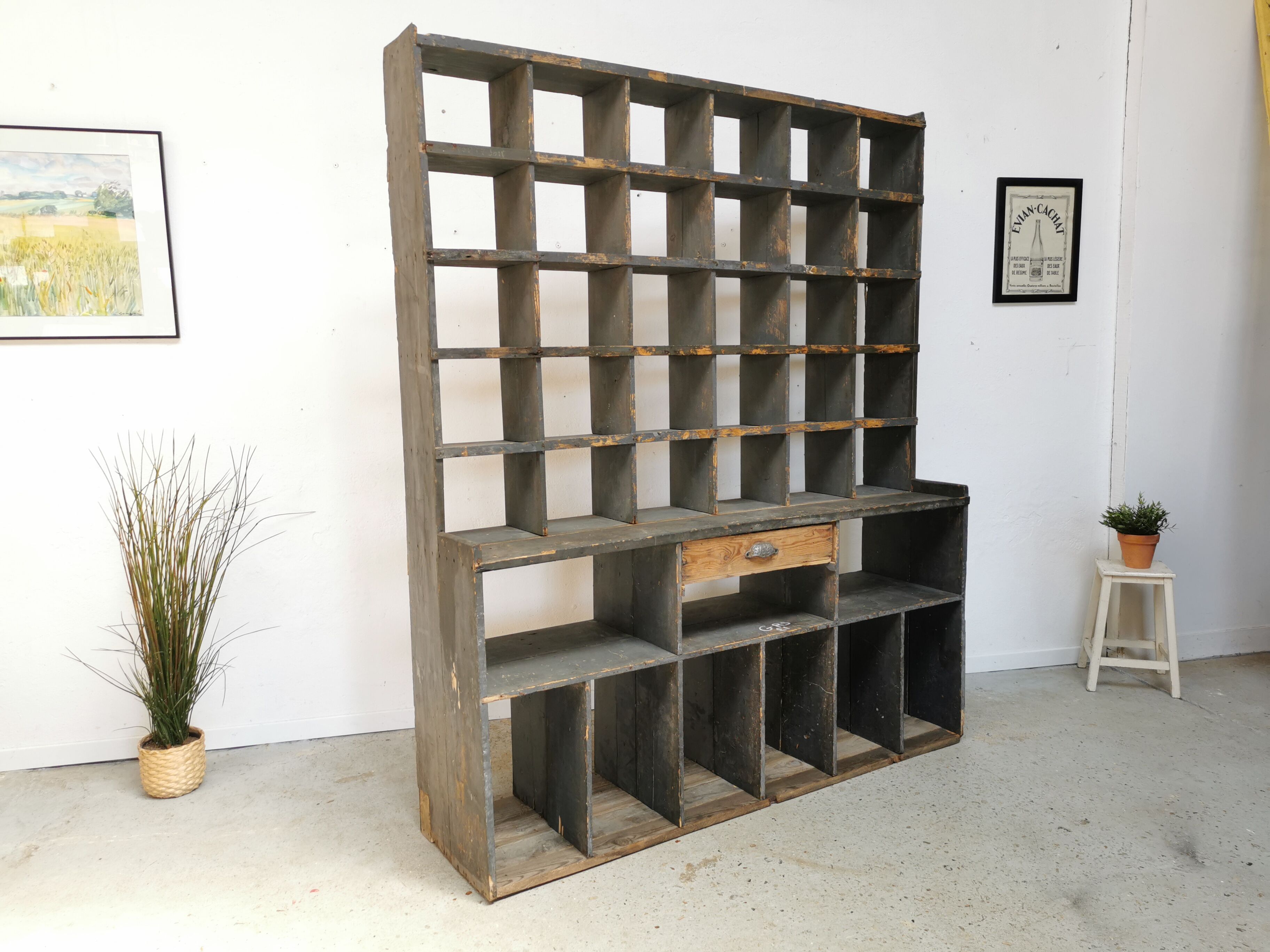 Meuble de métier à casiers bibliothèque