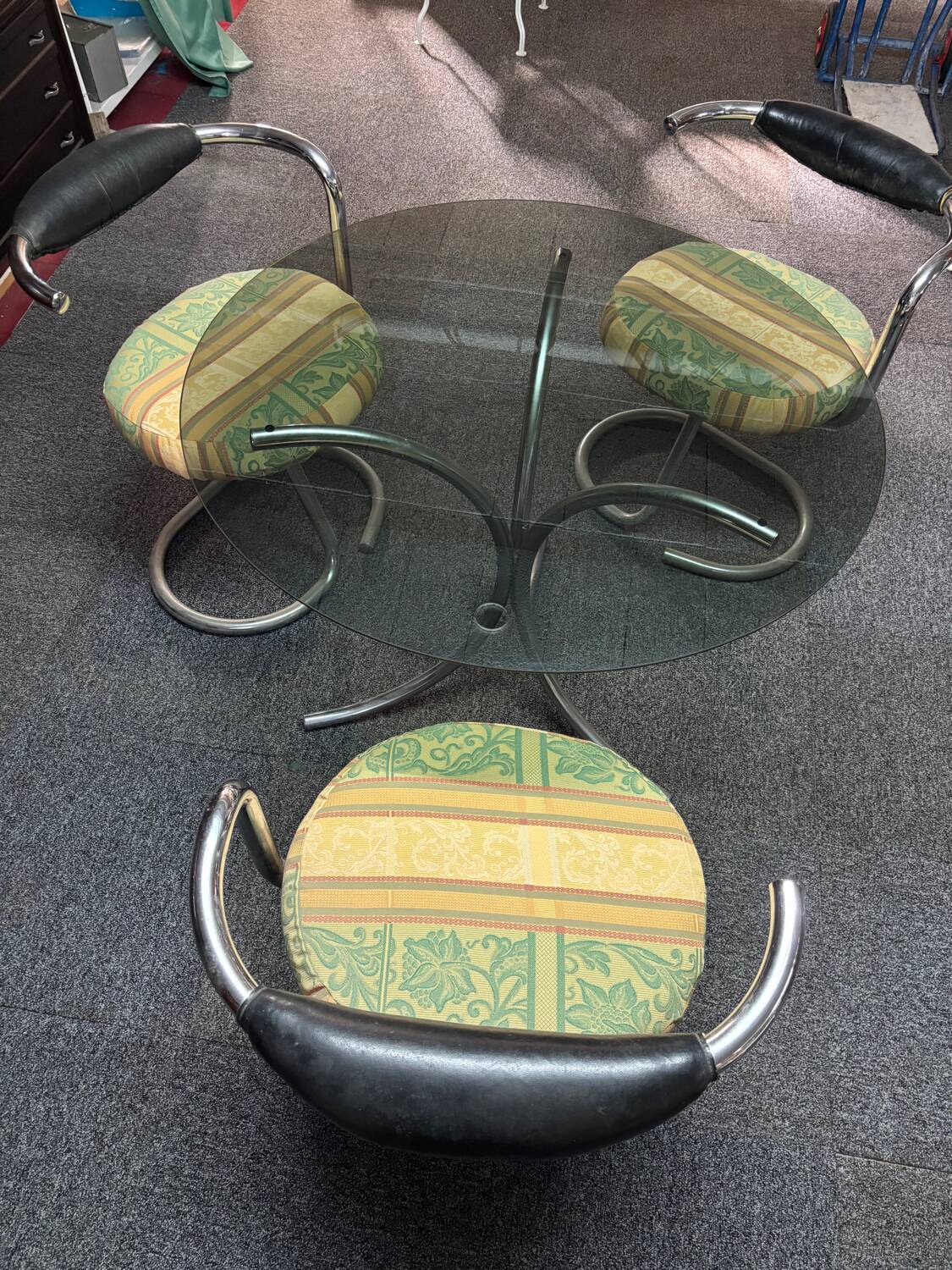 Table ronde en verre avec 3 chaises vintages