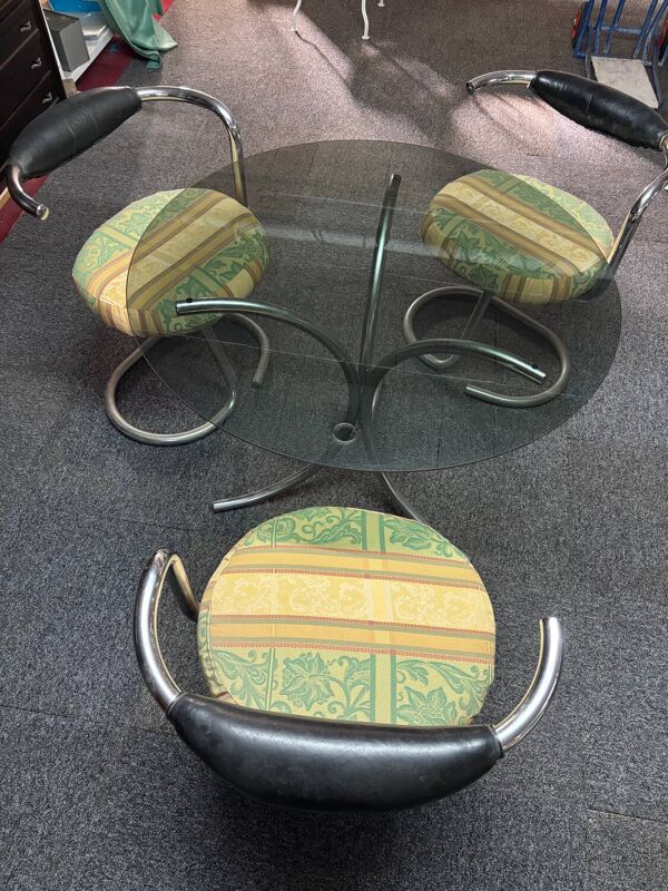 Table ronde en verre avec 3 chaises vintages