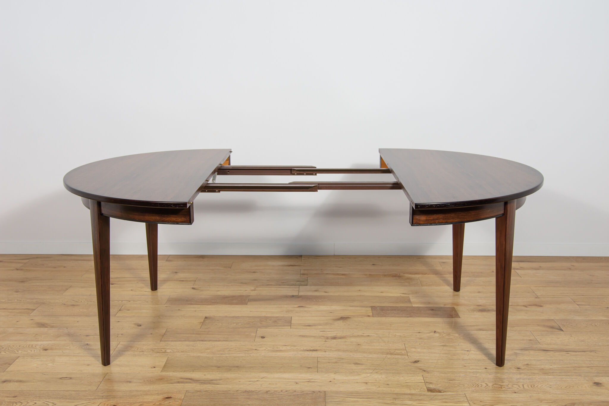 Table à manger ronde en palissandre de style mid-century moderne modèle 55 par Gunni Omann pour Omann Jun, Danemark, années 1960.