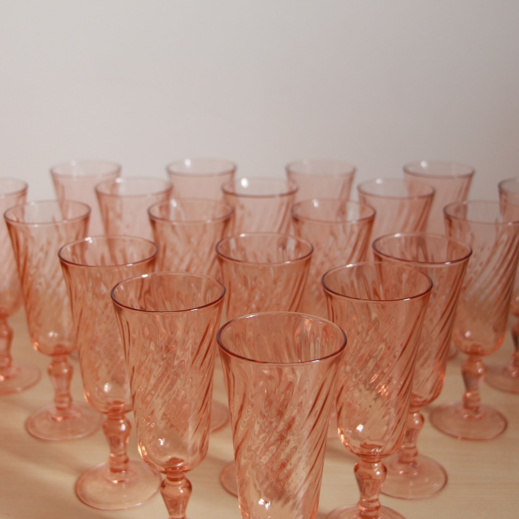 20 pink glass champagne flutes