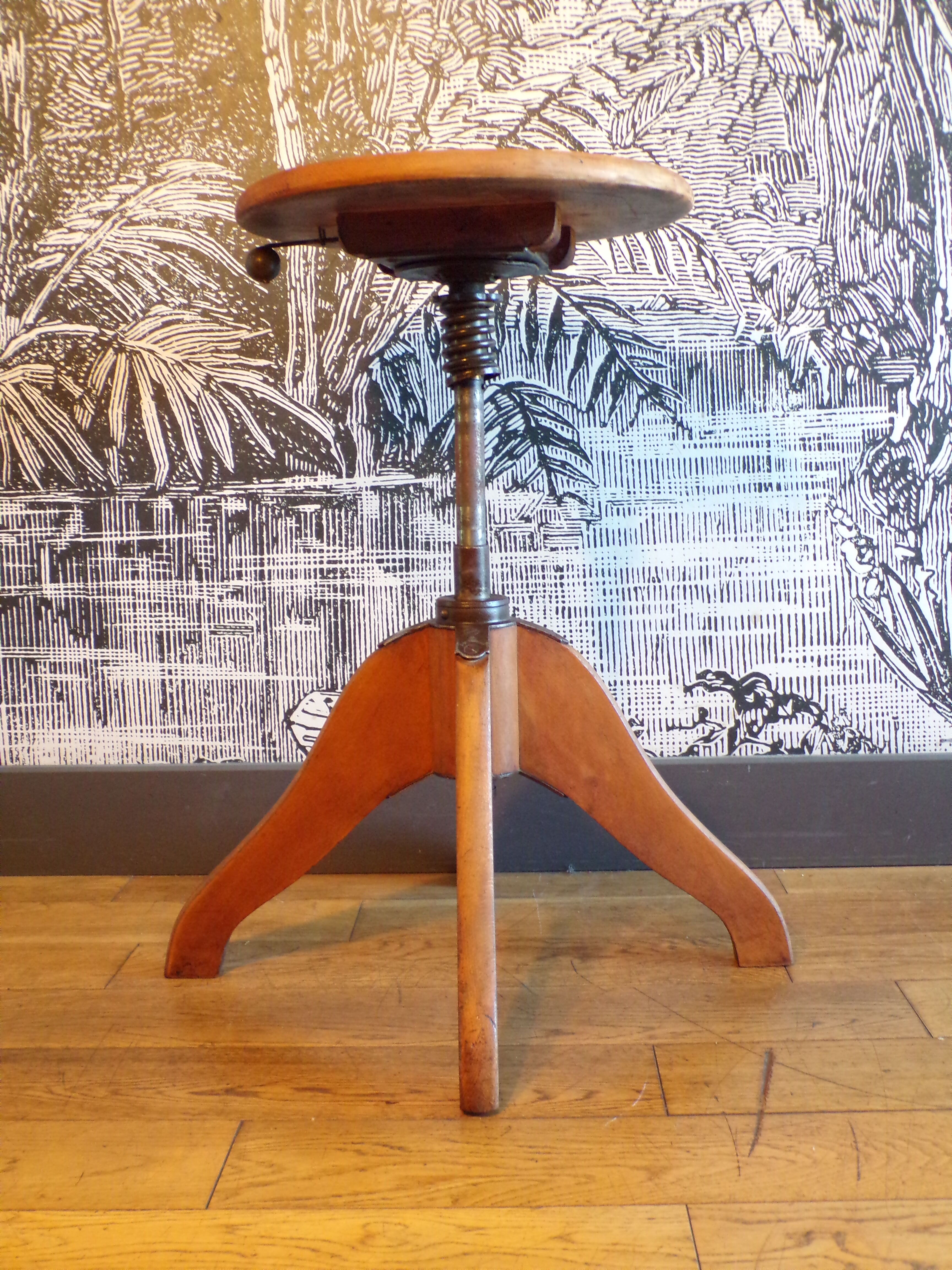 Der Federdreh workshop stool by Albert Stool