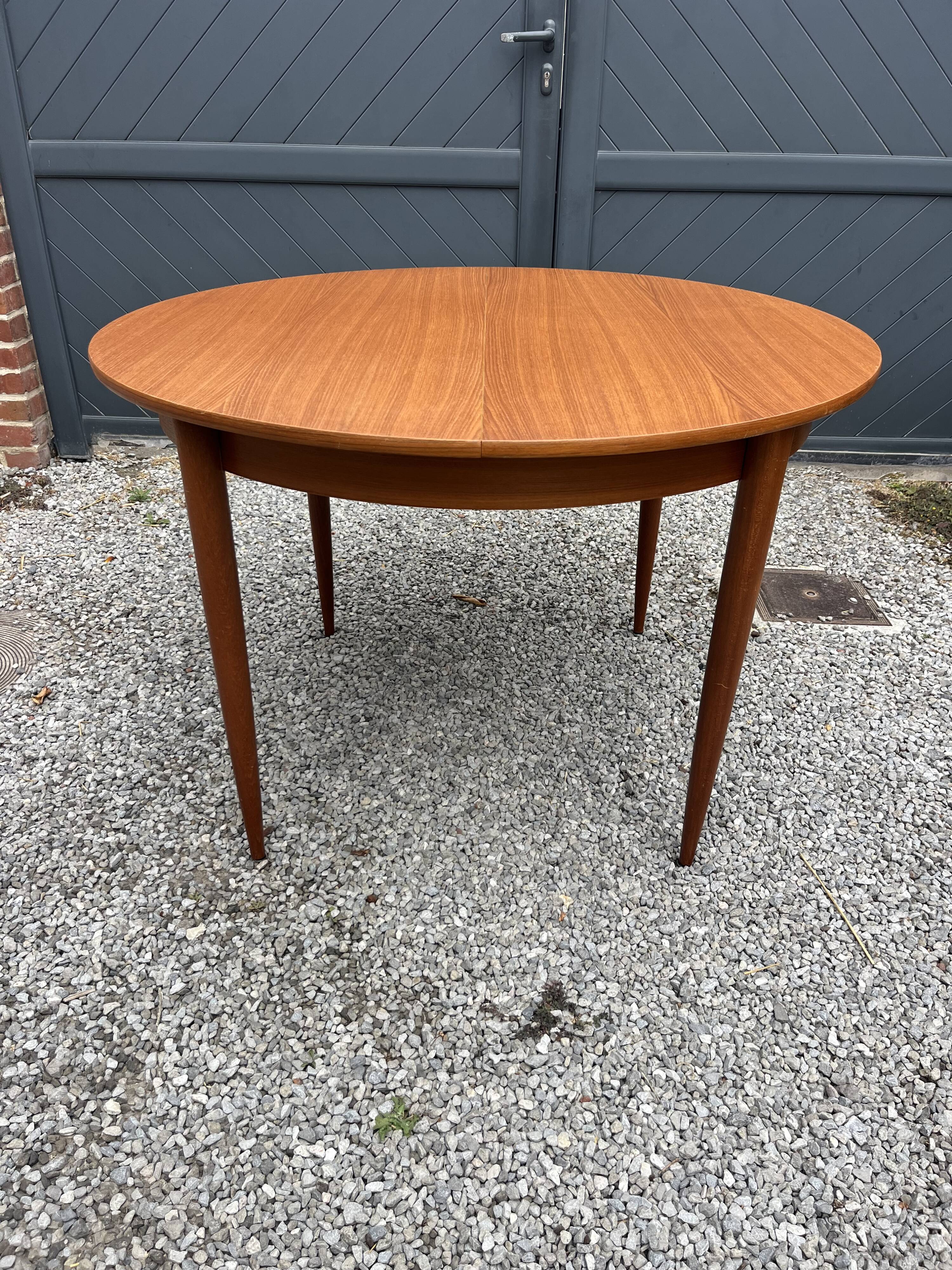Table ronde en teck extensible design scandinave