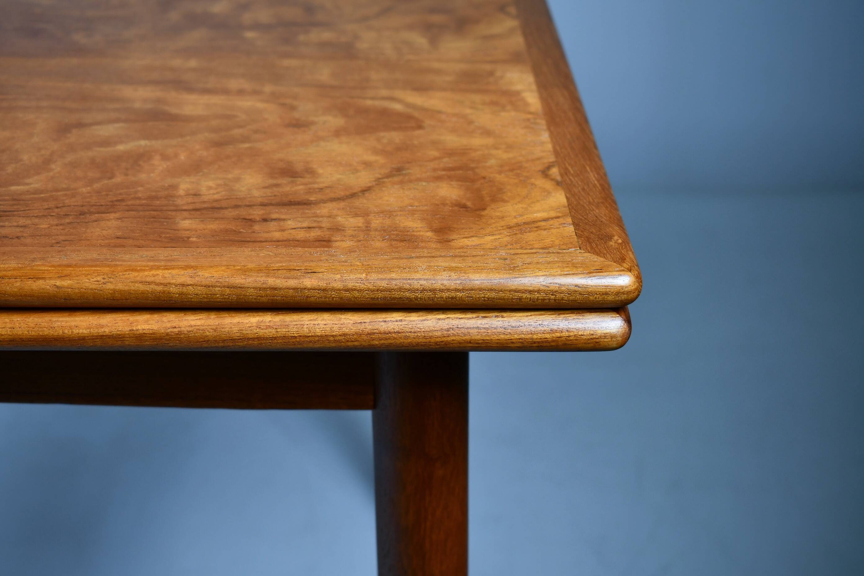 Table à manger en teck par Georg Petersens. Danemark, années 1960.