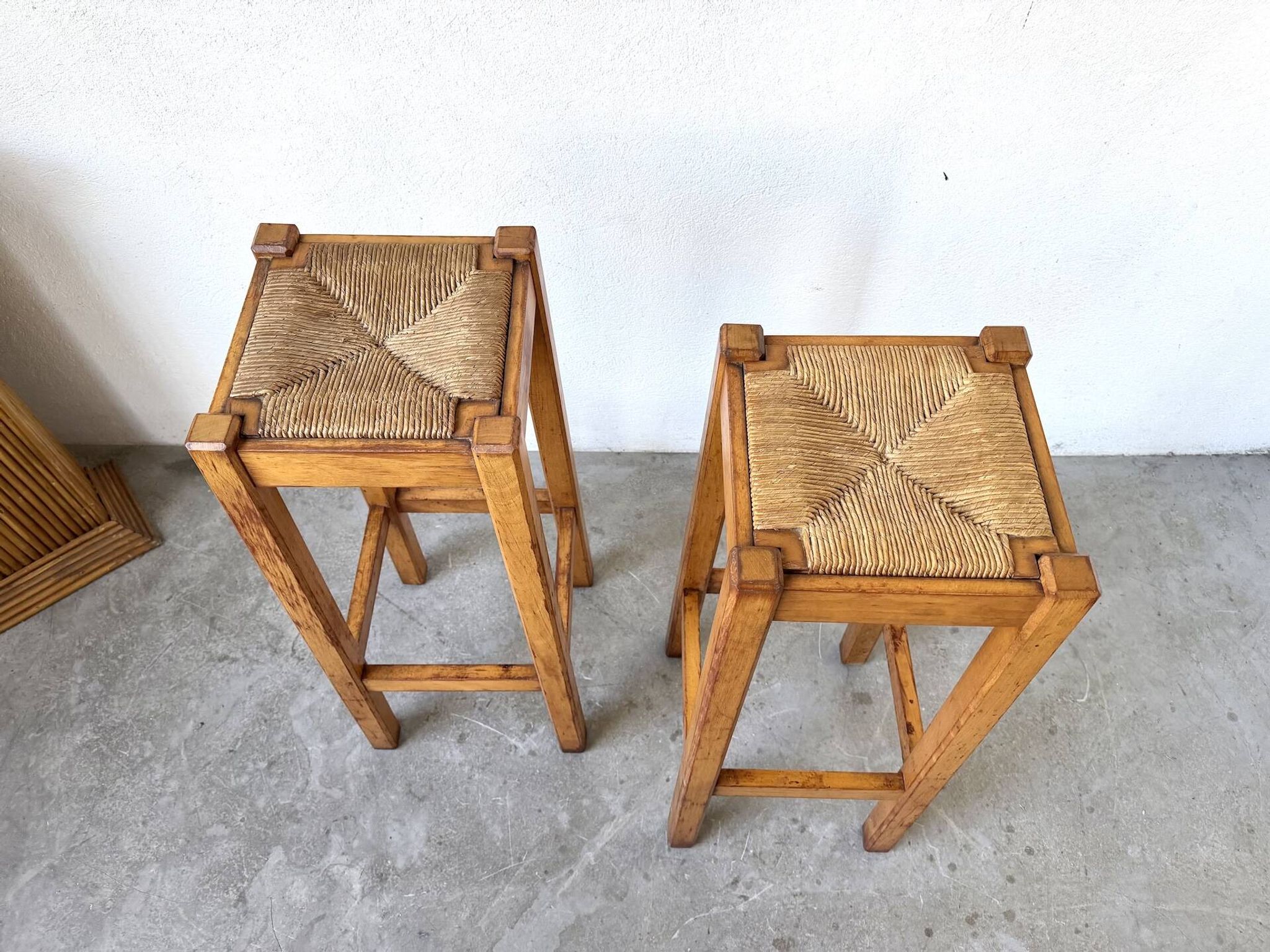 Pair of high stools in solid wood and woven straw Brutalist Style