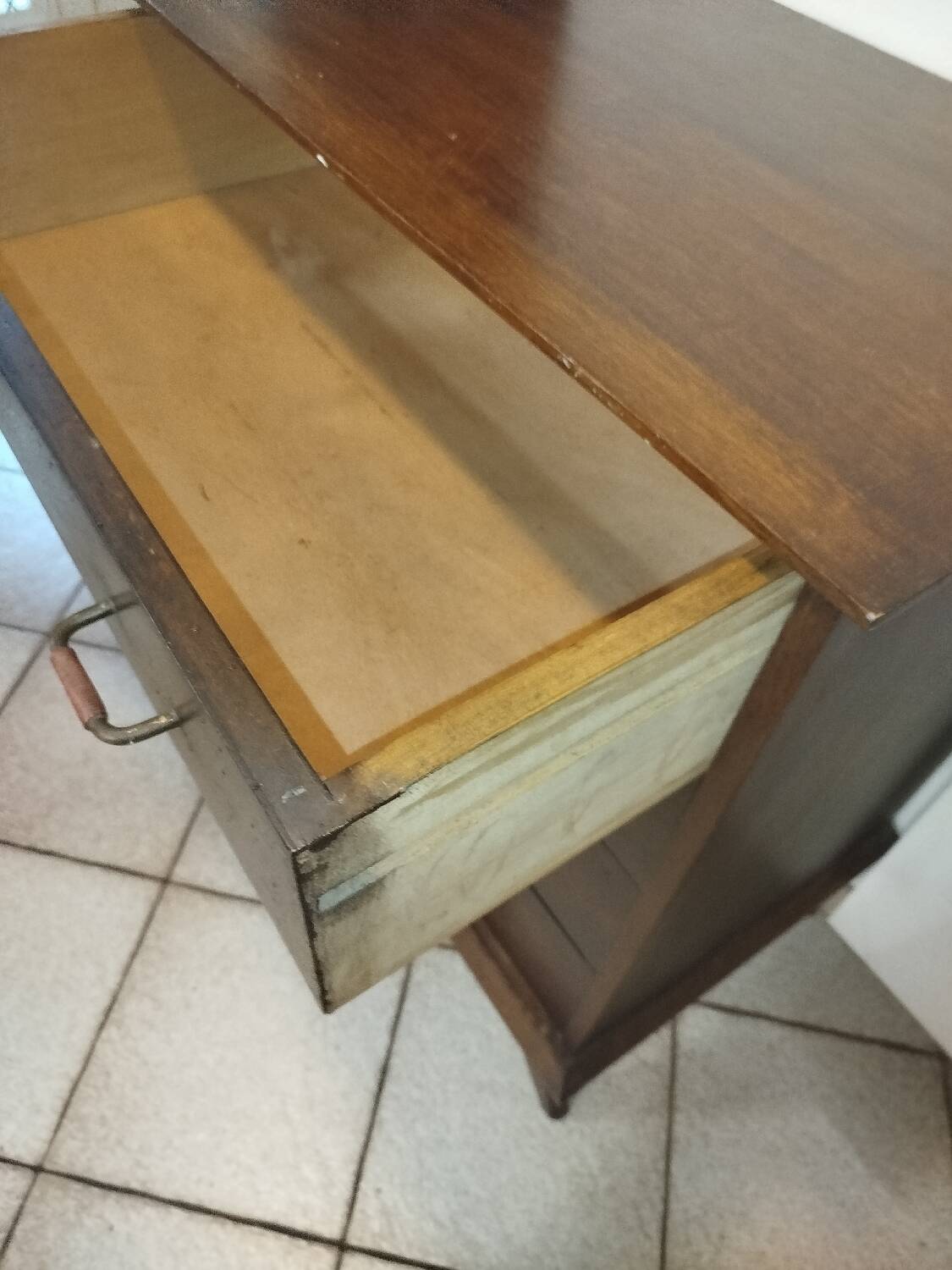 Vintage chest of drawers from the 1950s with wooden legs and a design feature.