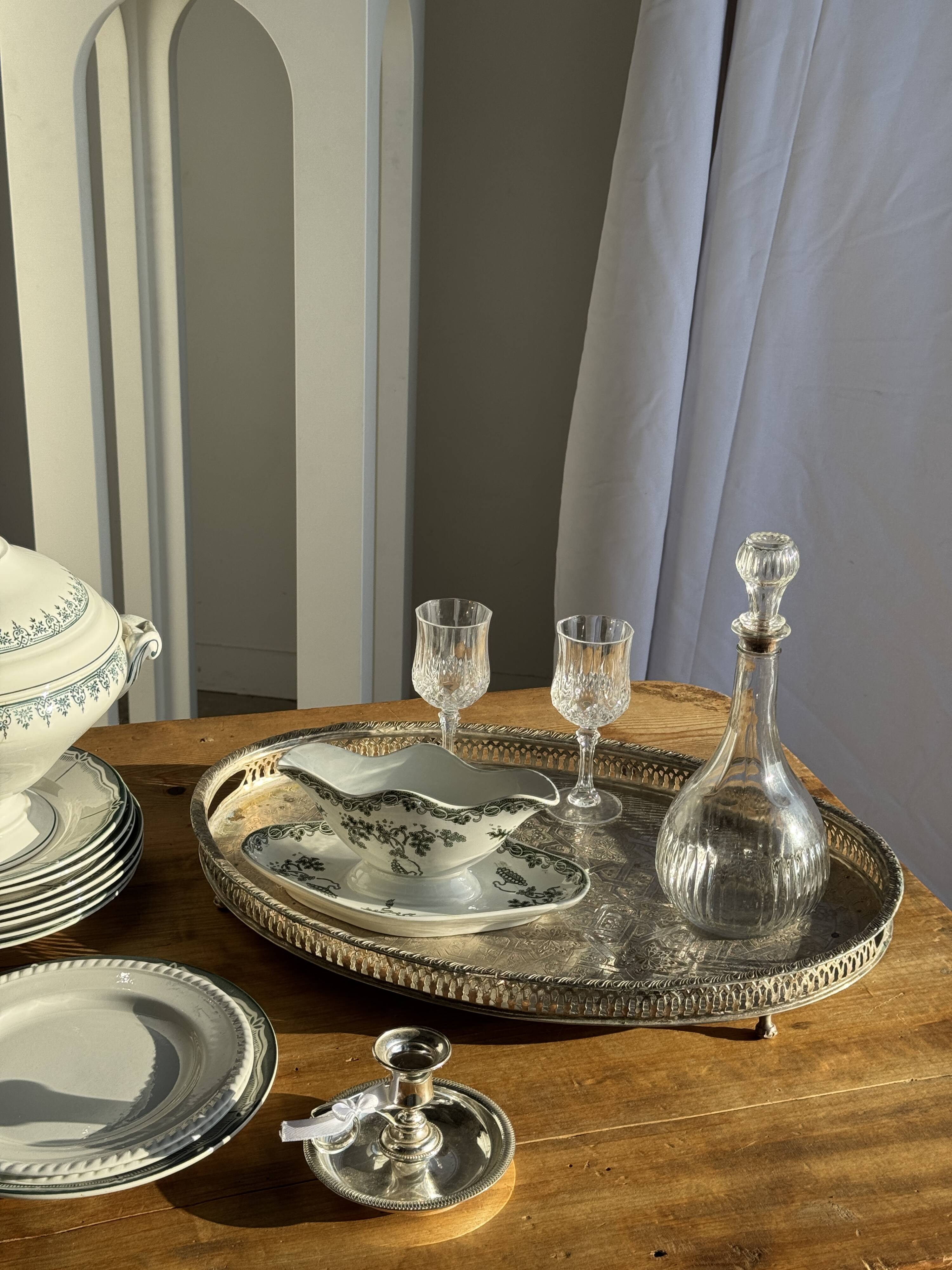 Oval Moroccan plateau engraved on a base 50x35.