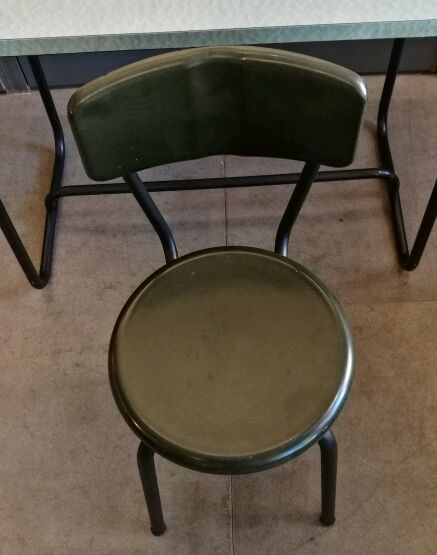 Bureau formica et sa chaise bakelite