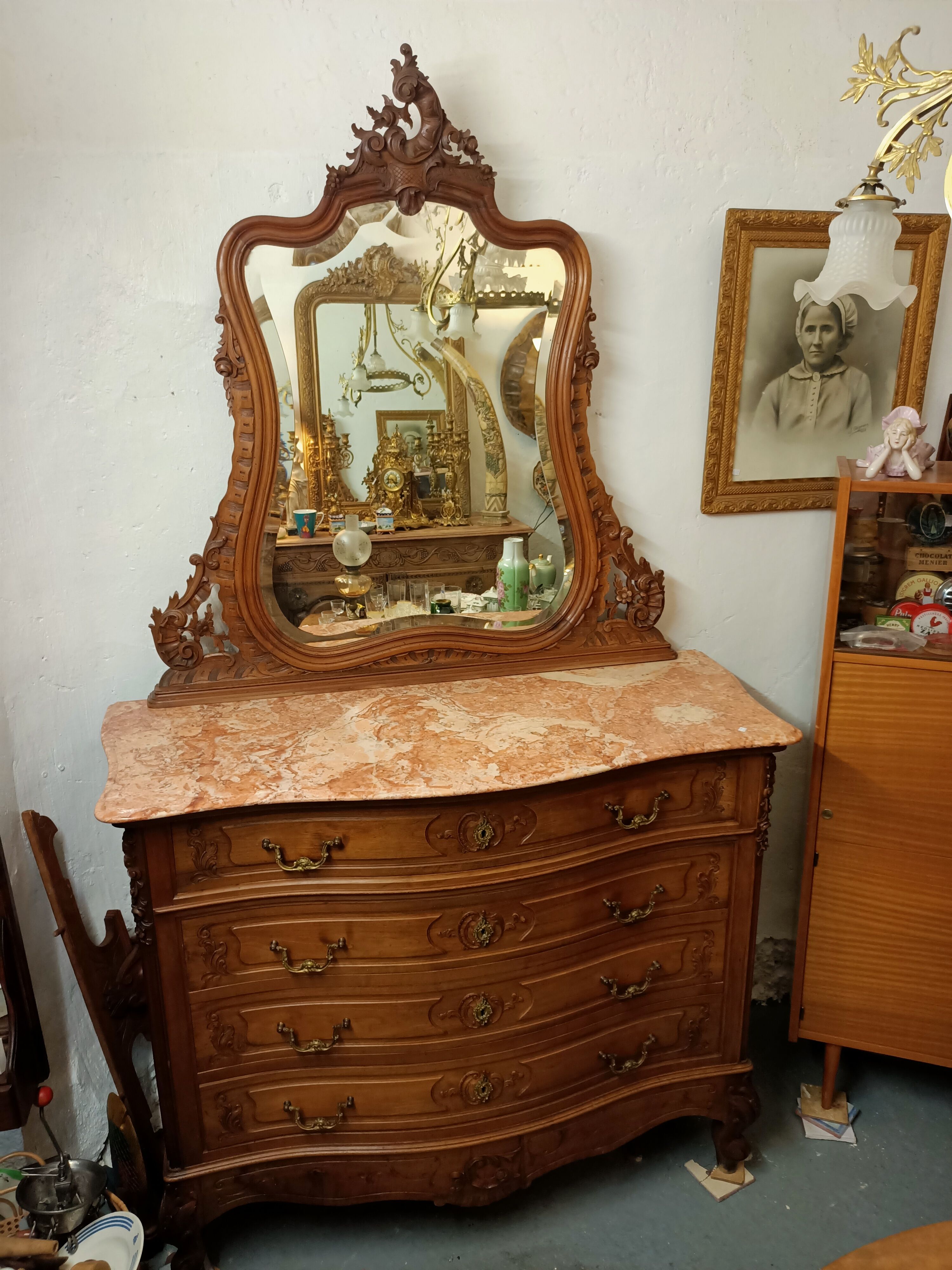 Chest of drawers with mirror