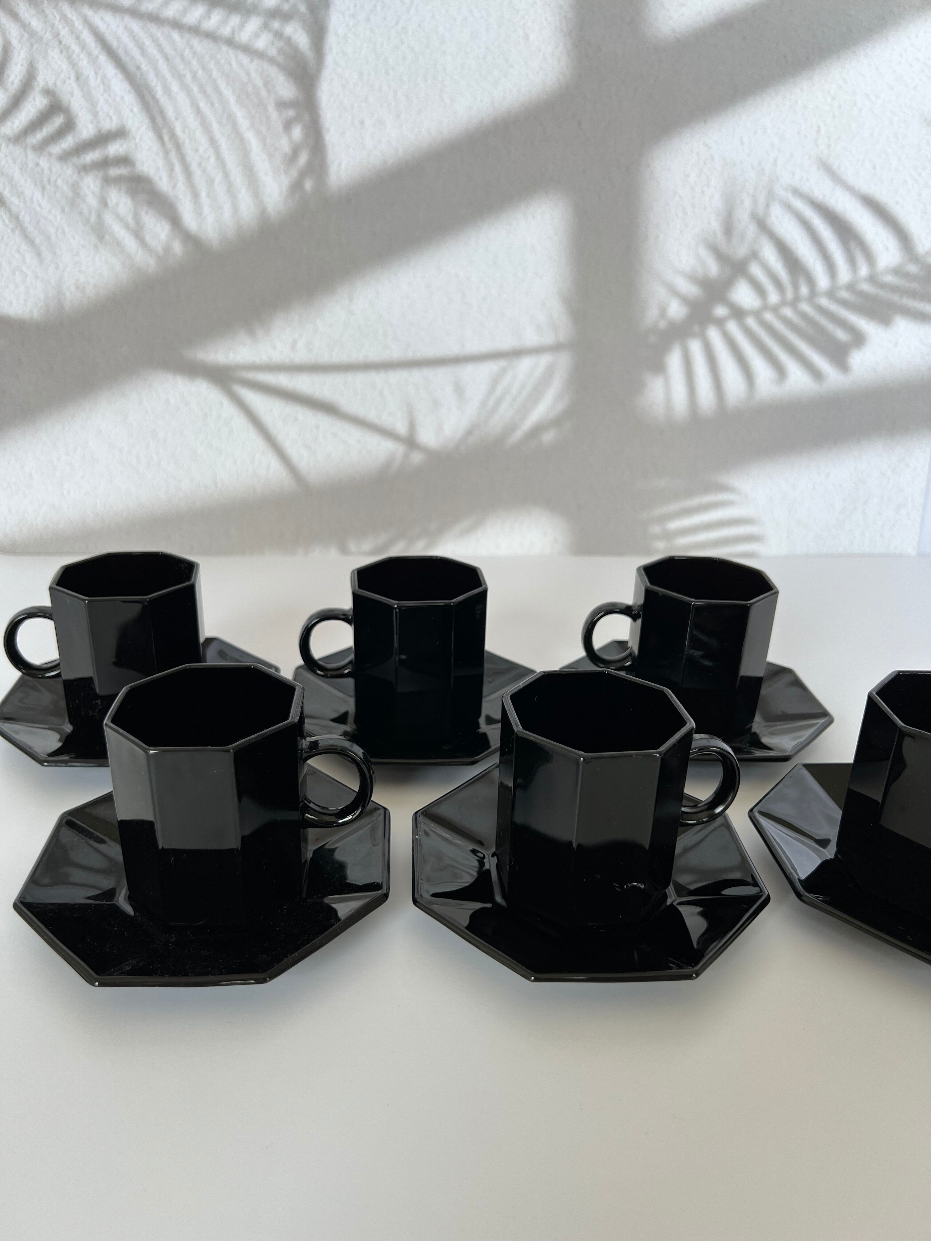 Service 6 tasses à café noires et sous tasses octogonales Octime Arcoroc France collection Esso