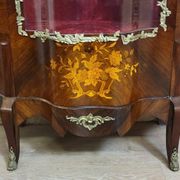 Curved display cabinet in Louis XV style with precious wood marquetry and gilded bronze.