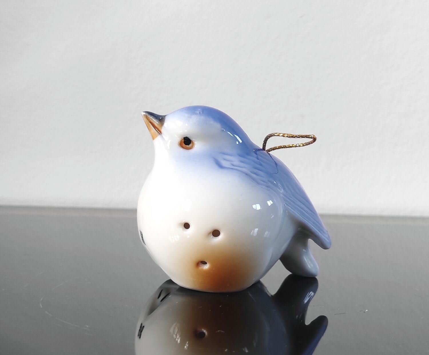 Vintage bird salt cellar in blue and white porcelain.