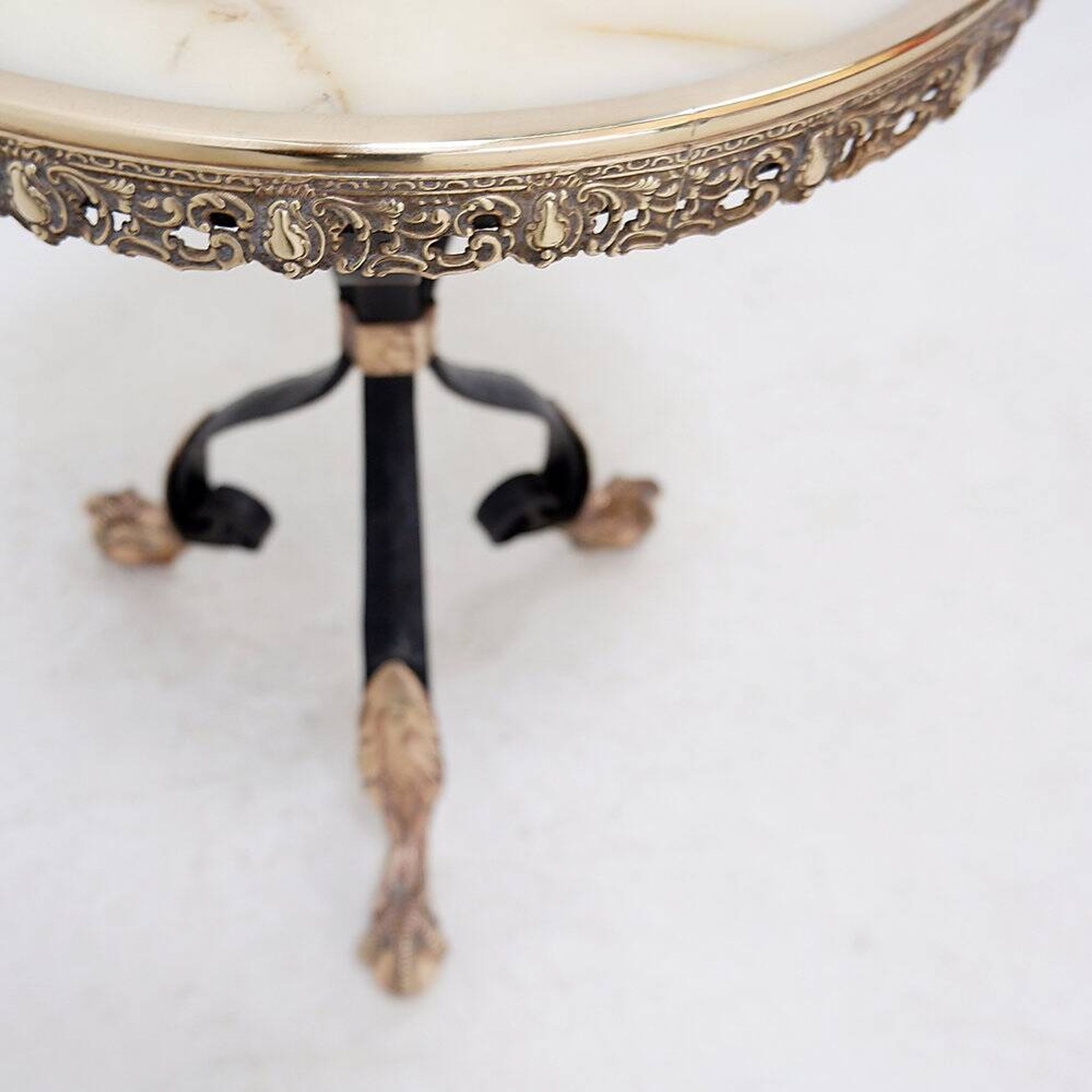 Tripod gueridon in wrought iron with brass decorations and alabaster top - 1950s