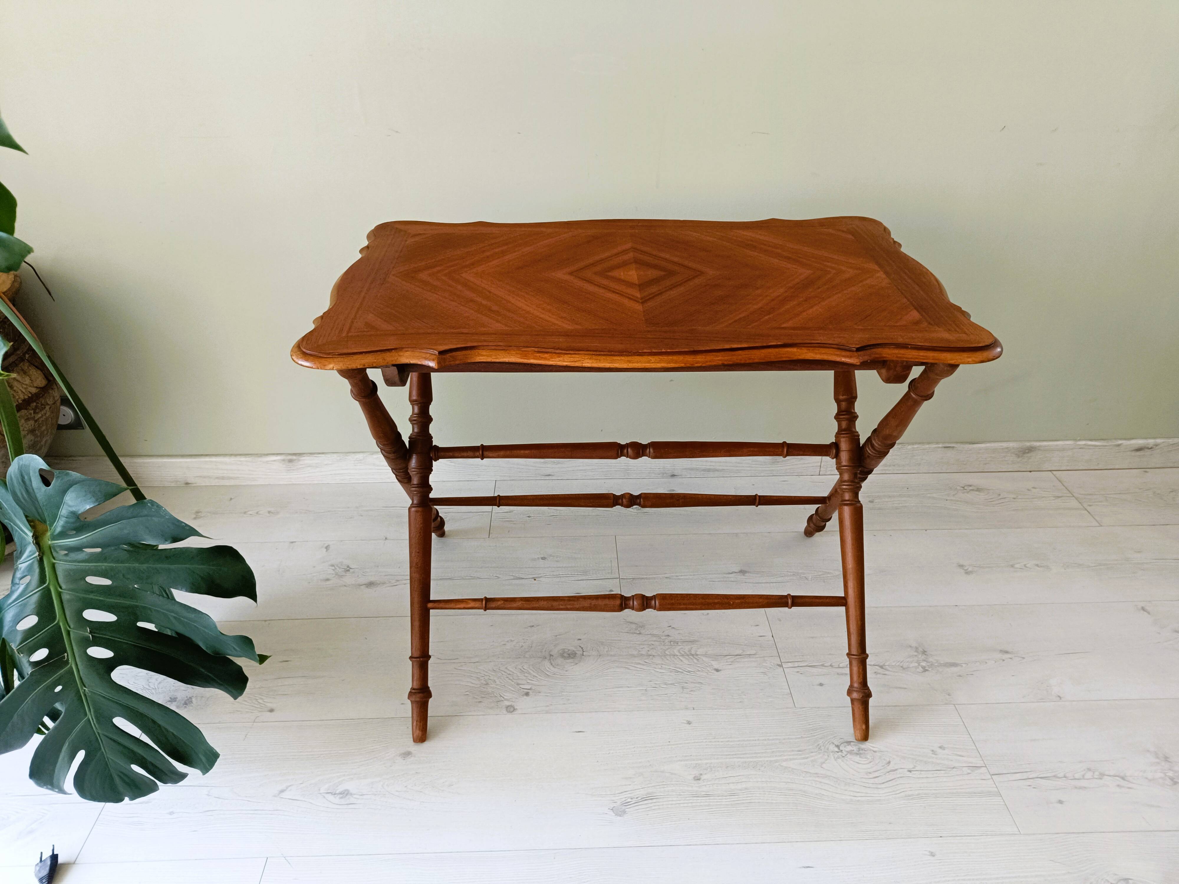 Table pliante vintage aux pieds tournés