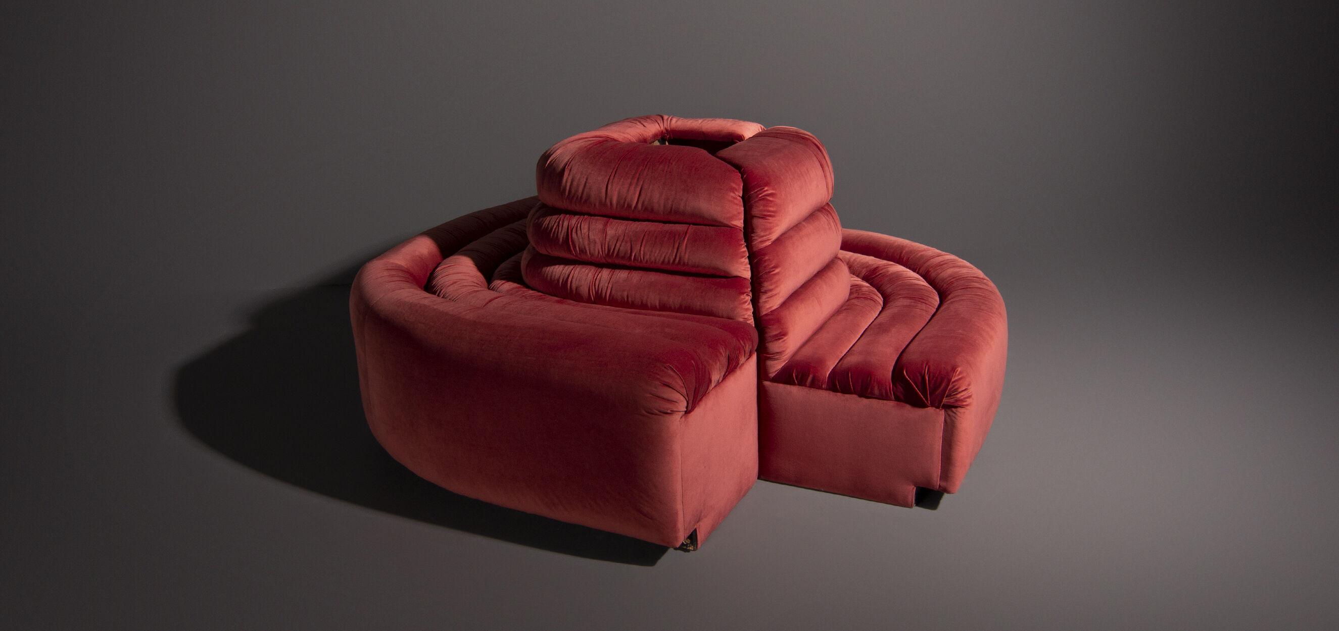 Italian design round sofa in pink velvet