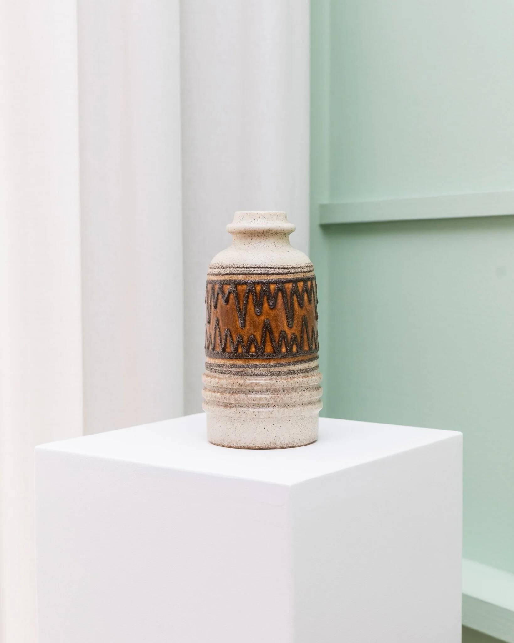 Vase en céramique glacée crème avec une bande médiane marron par VEB Haldensleben, Modèle 2922, années 1960 DDR Mid-Century