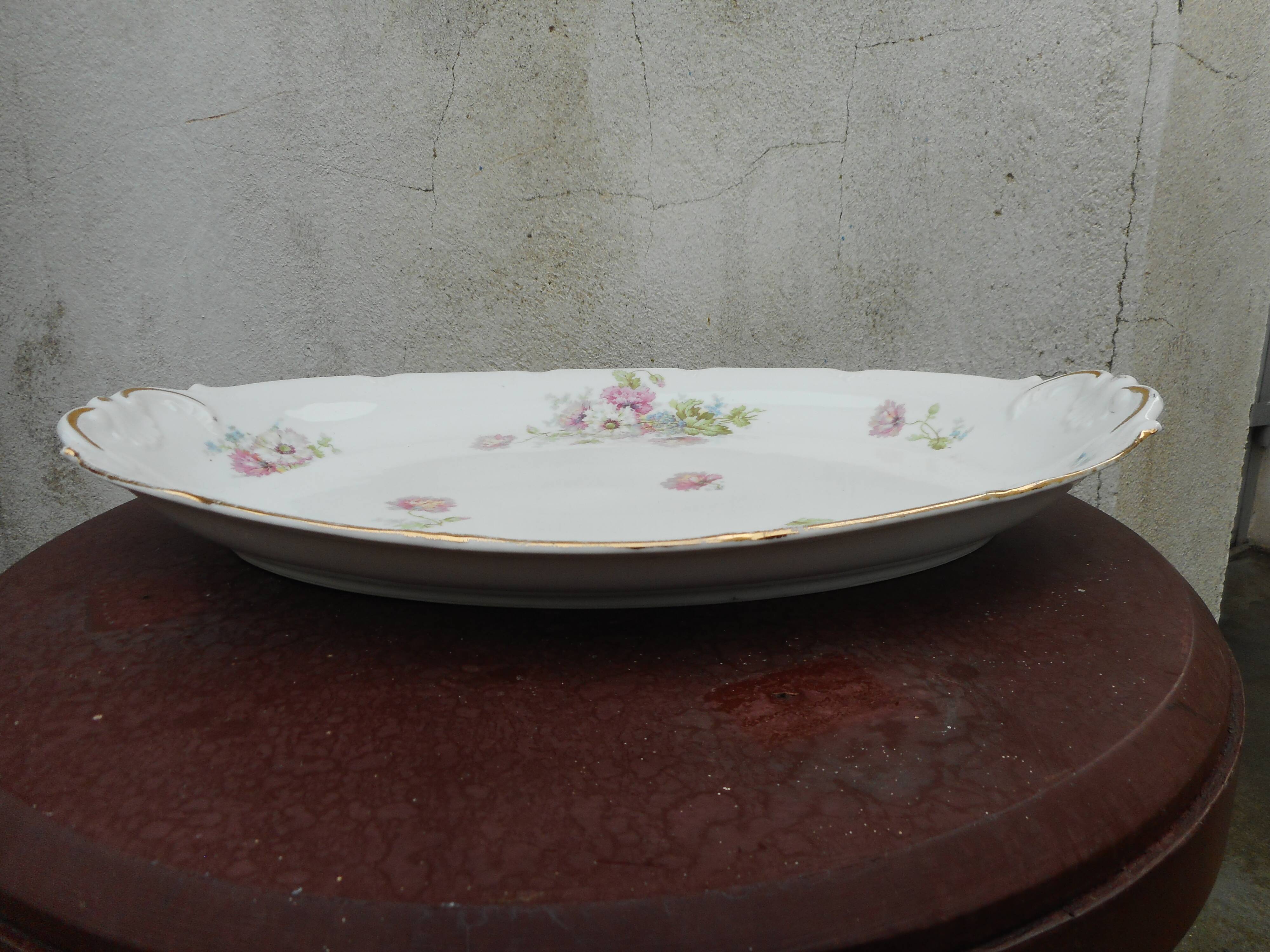 Porcelain dish decorated with flowers