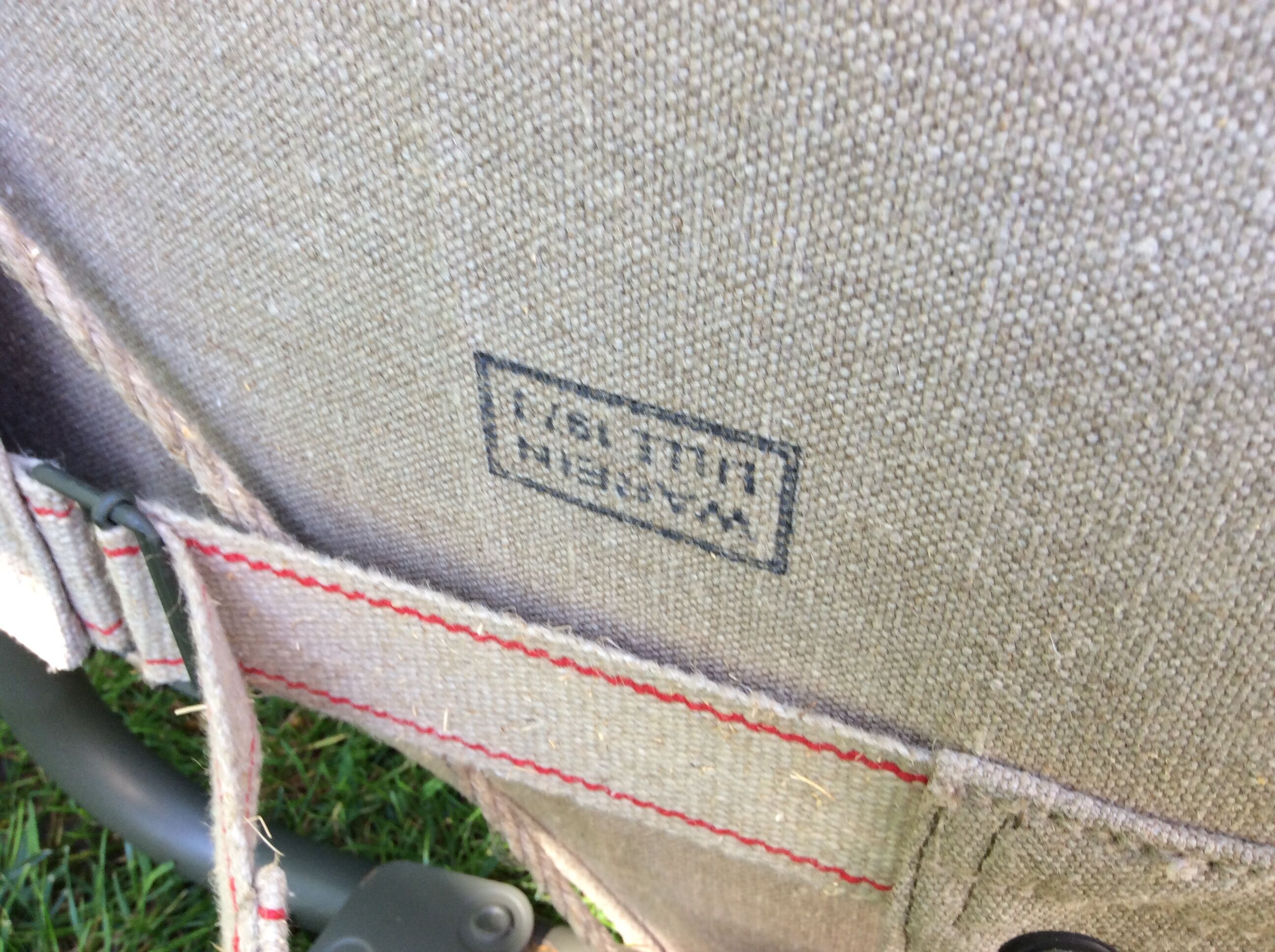 Lit de camp militaire