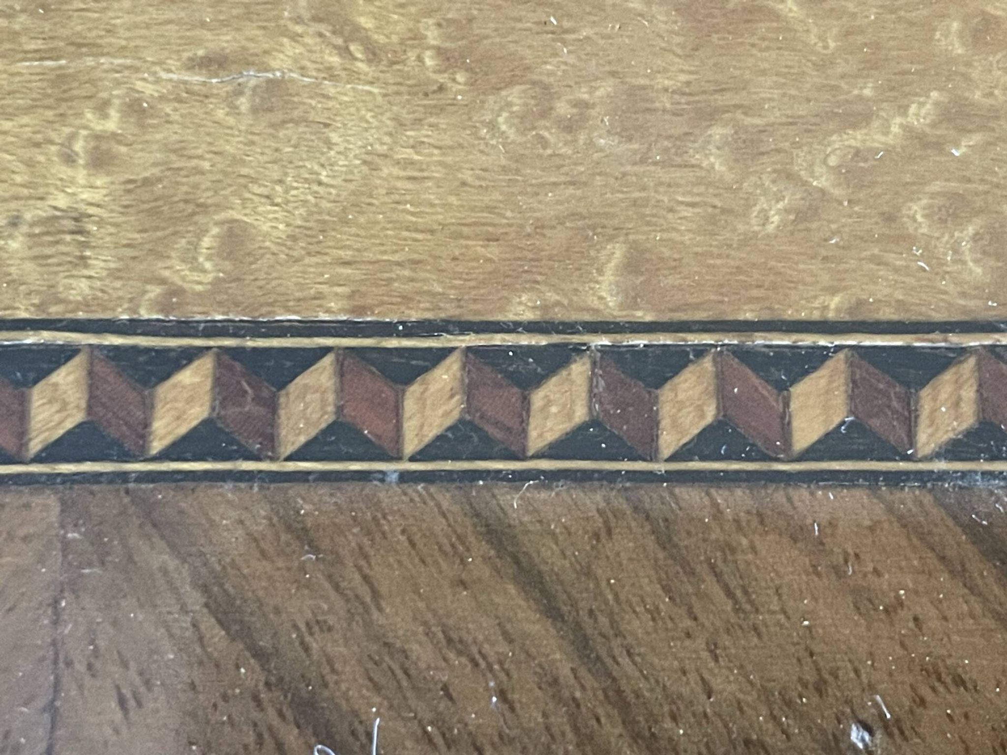Grand plateau vintage,  marqueterie de bois sous verre