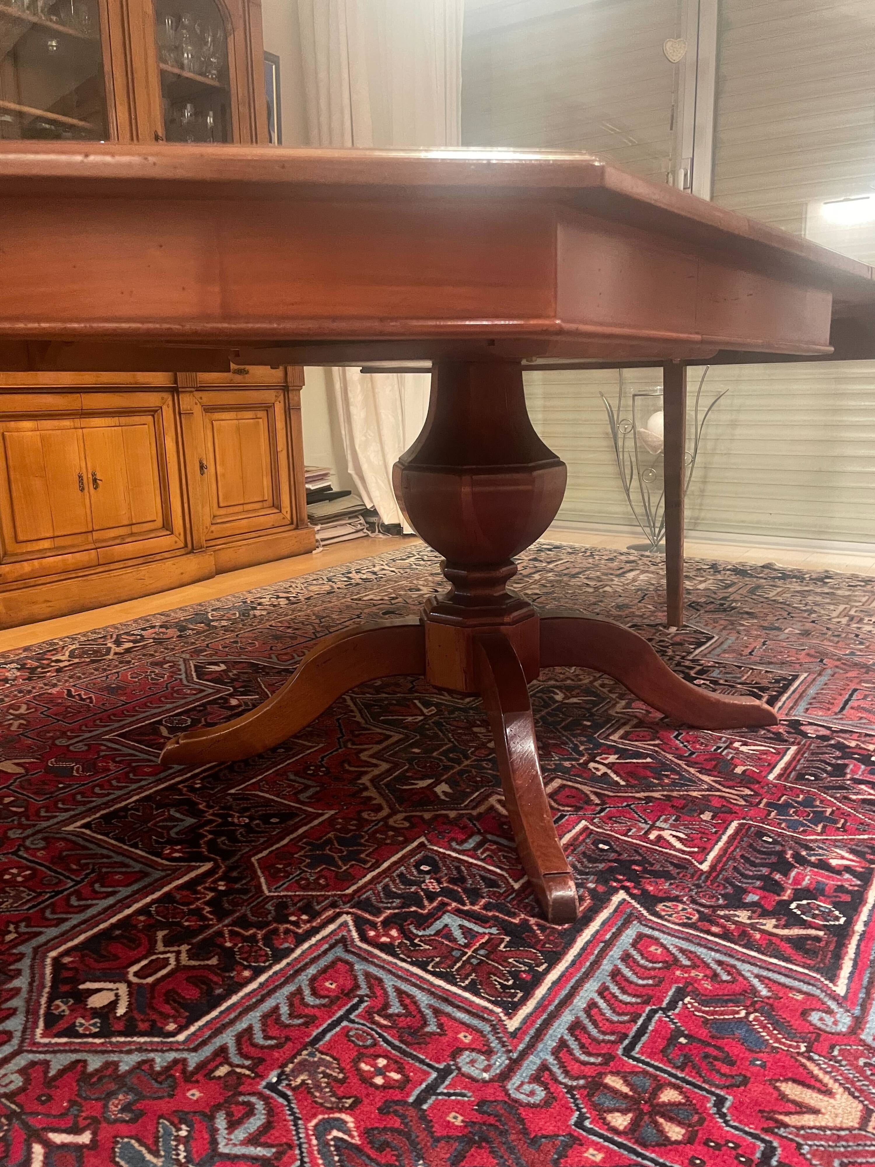 Solid wood table - classic style - very good condition