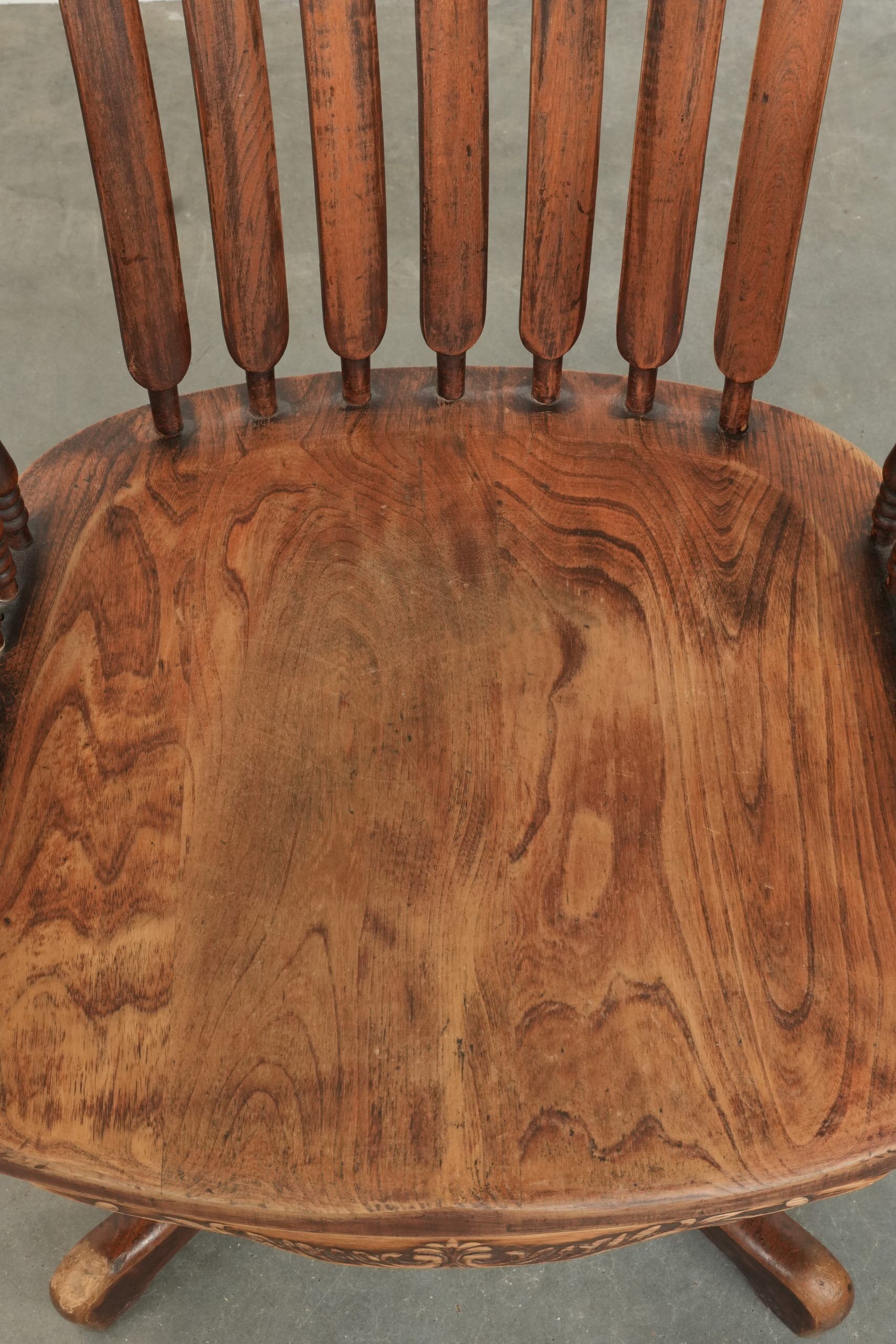 Chaise de bureau charmante avec de belles sculptures en bois du début du 20e siècle.