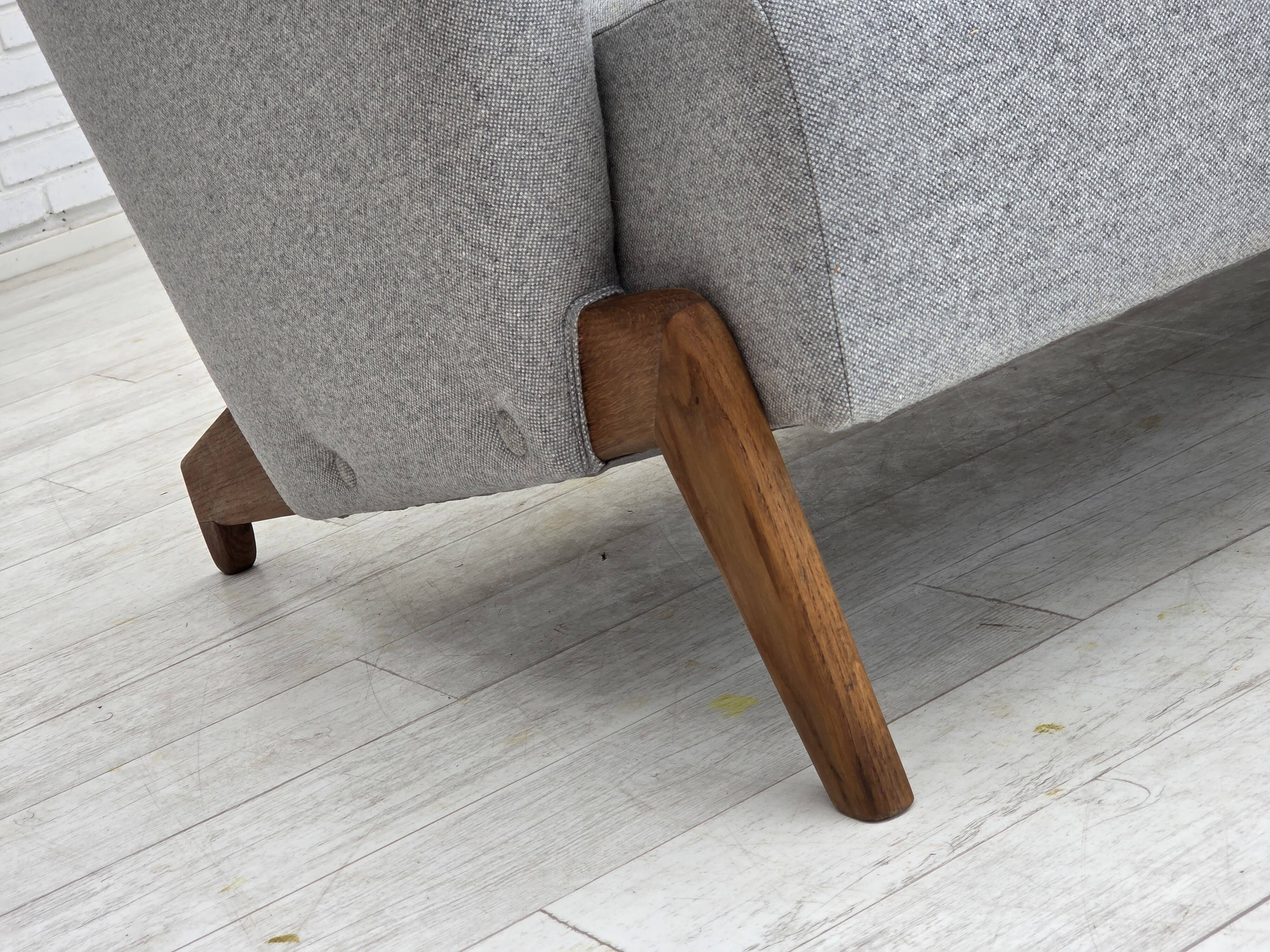 Design danois par Arne Hovmand-Olsen, canapé 3 places modèle 490, refait à neuf.