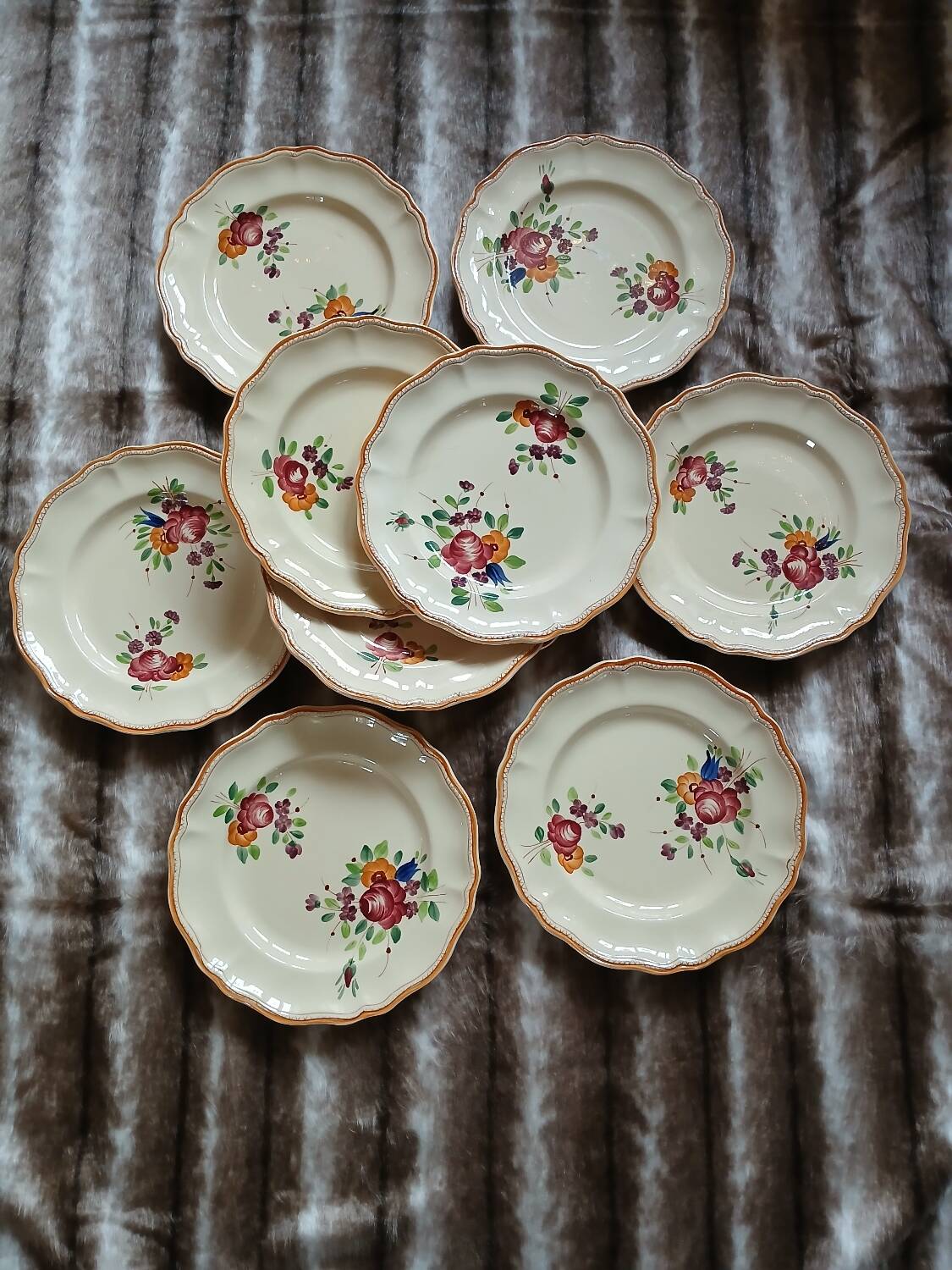 10 vintage Longchamp dinner plates