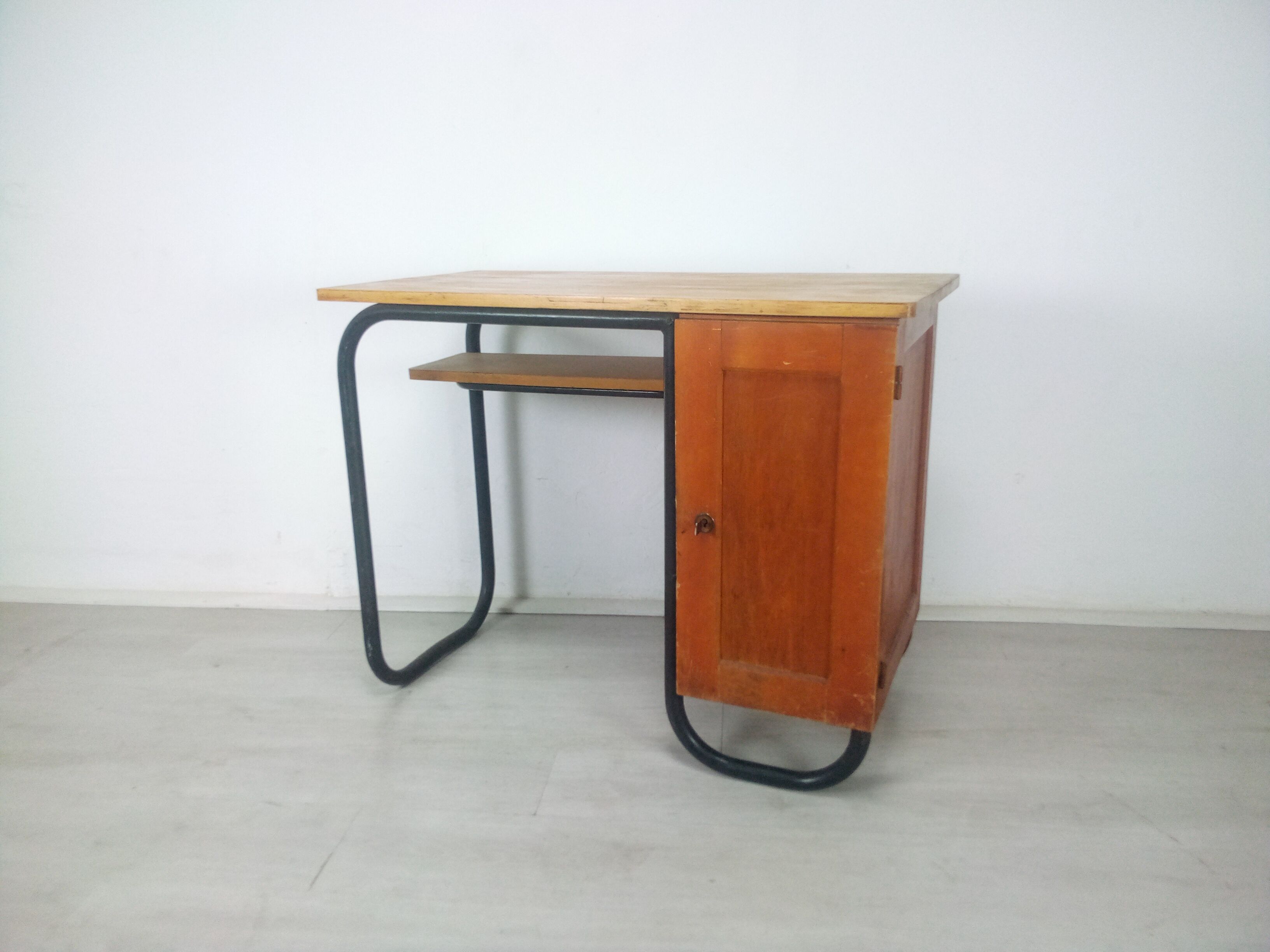 Desk model S22 by Jacques Hitier produced by Mobilor